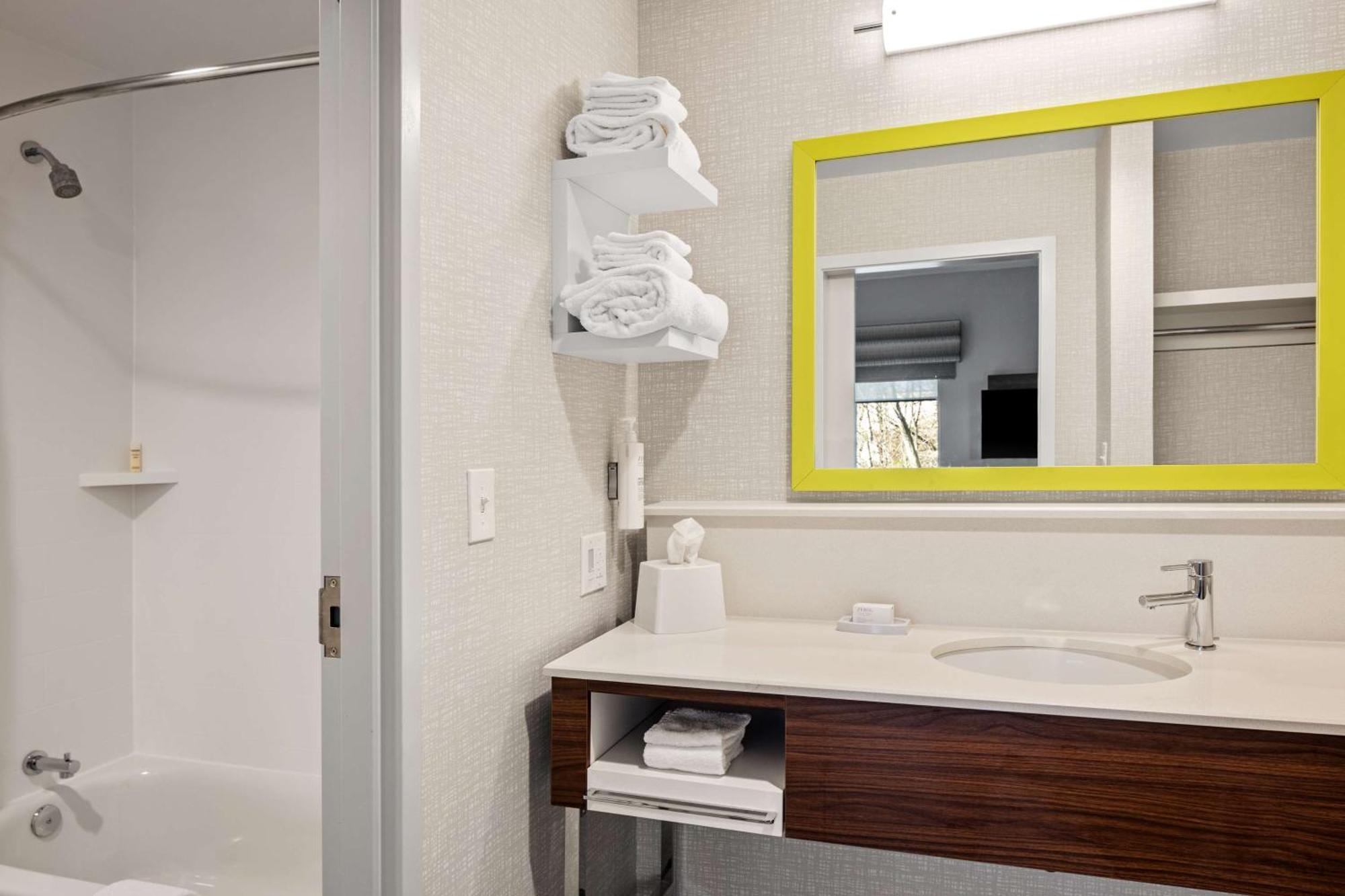 King Room with Microwave and Fridge