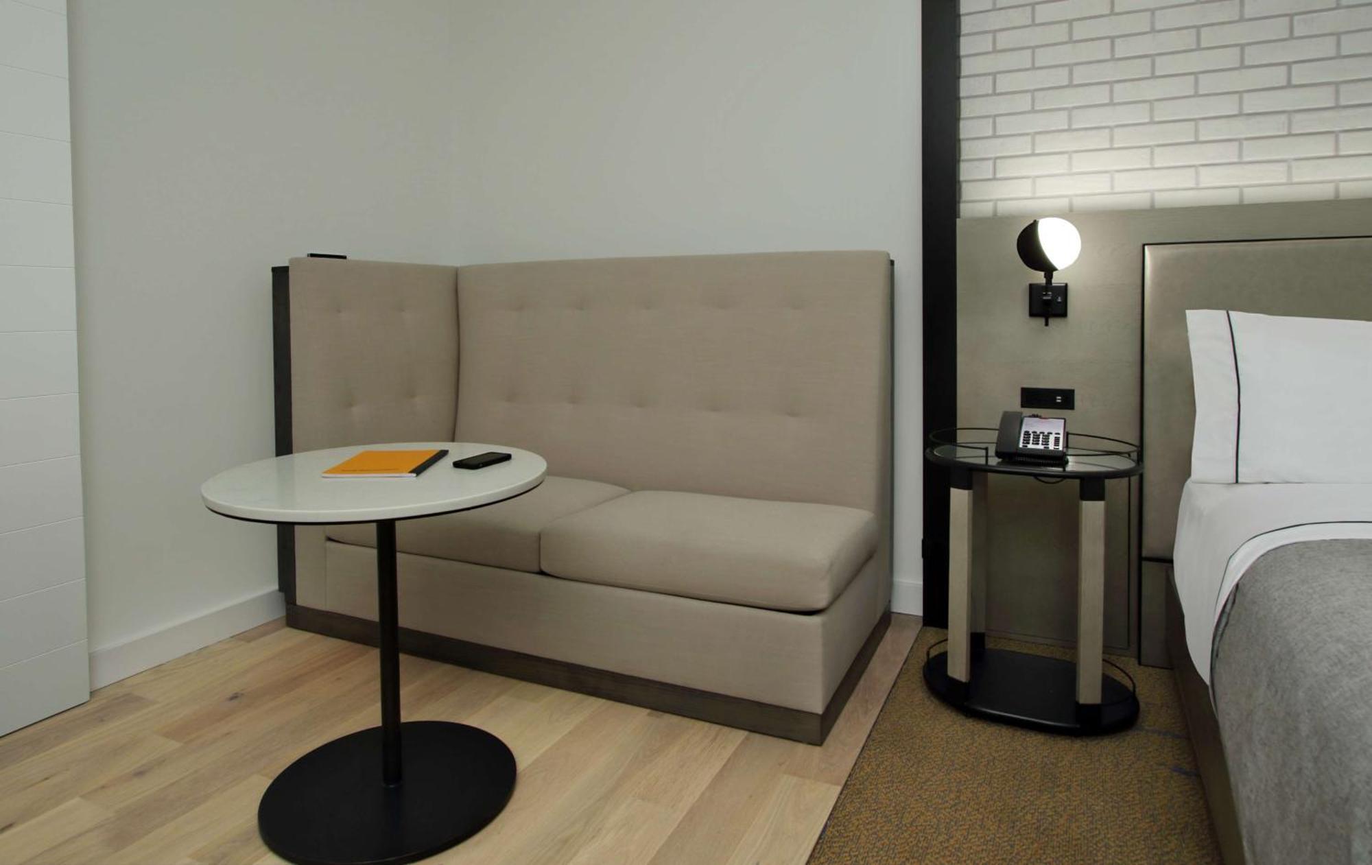 Deluxe Corner King Room