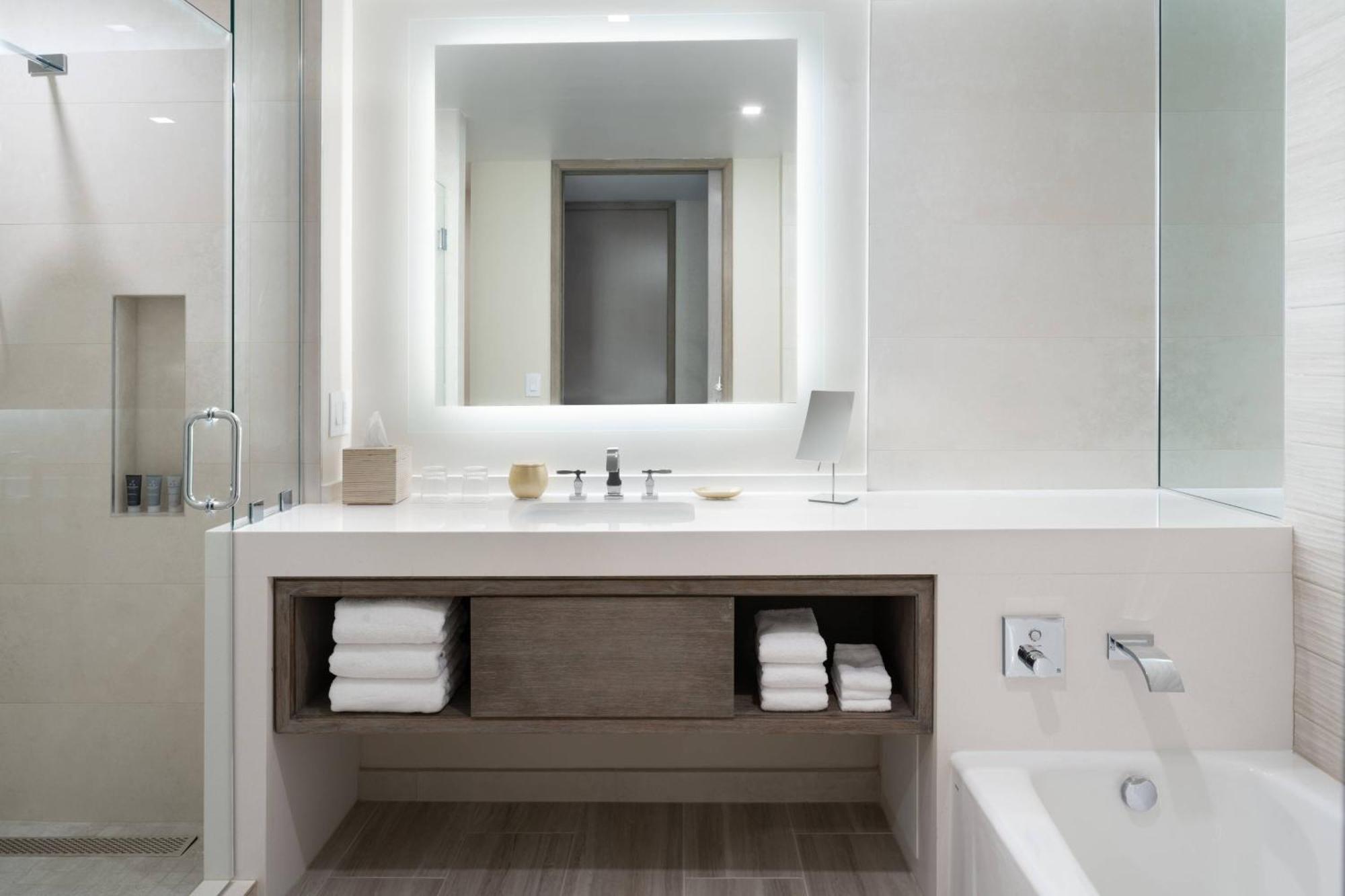 Quarto com 1 Cama King-size, Sofá-cama e Vista da Piscina