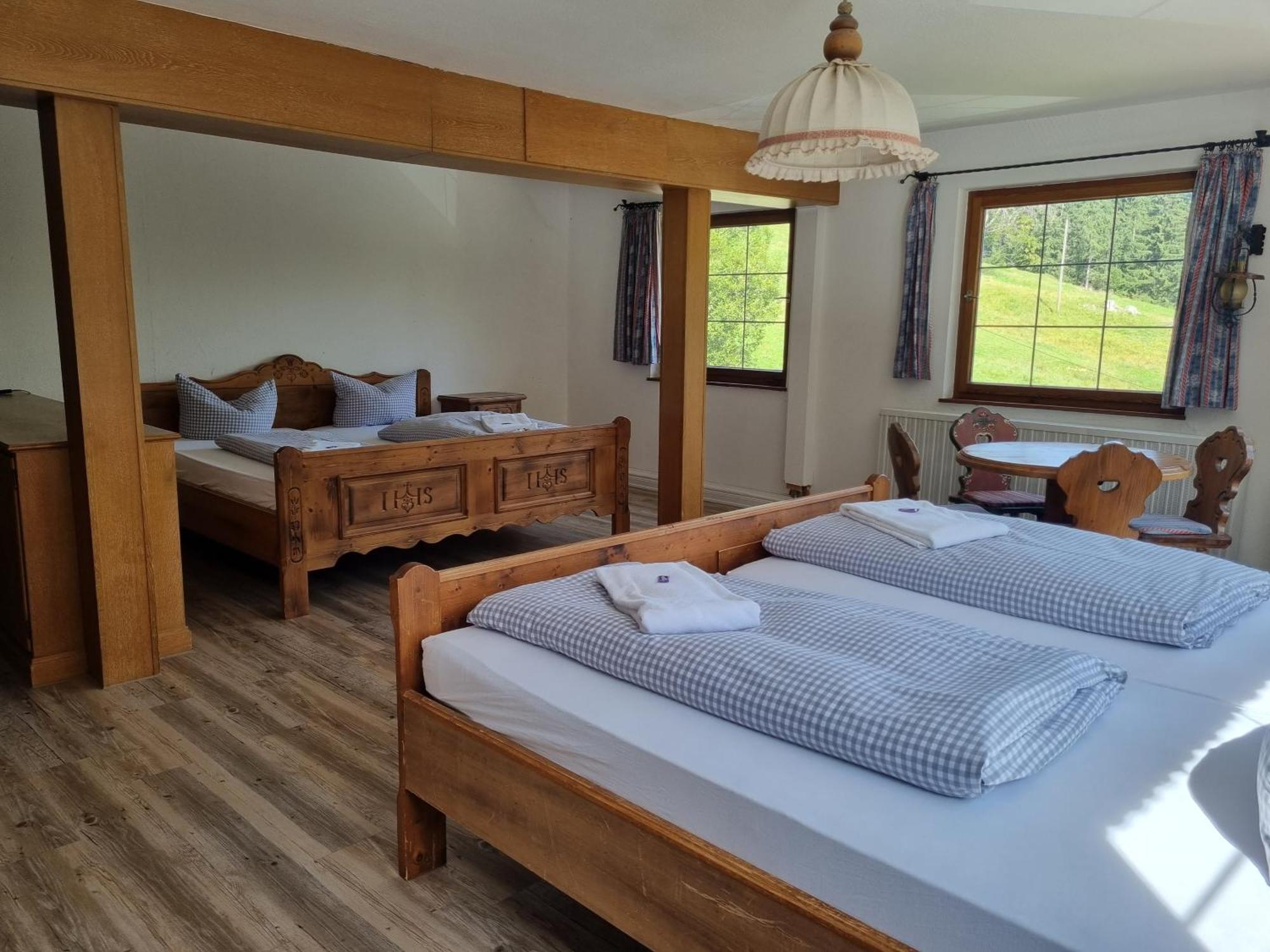 Vierbettzimmer mit eigenem Bad