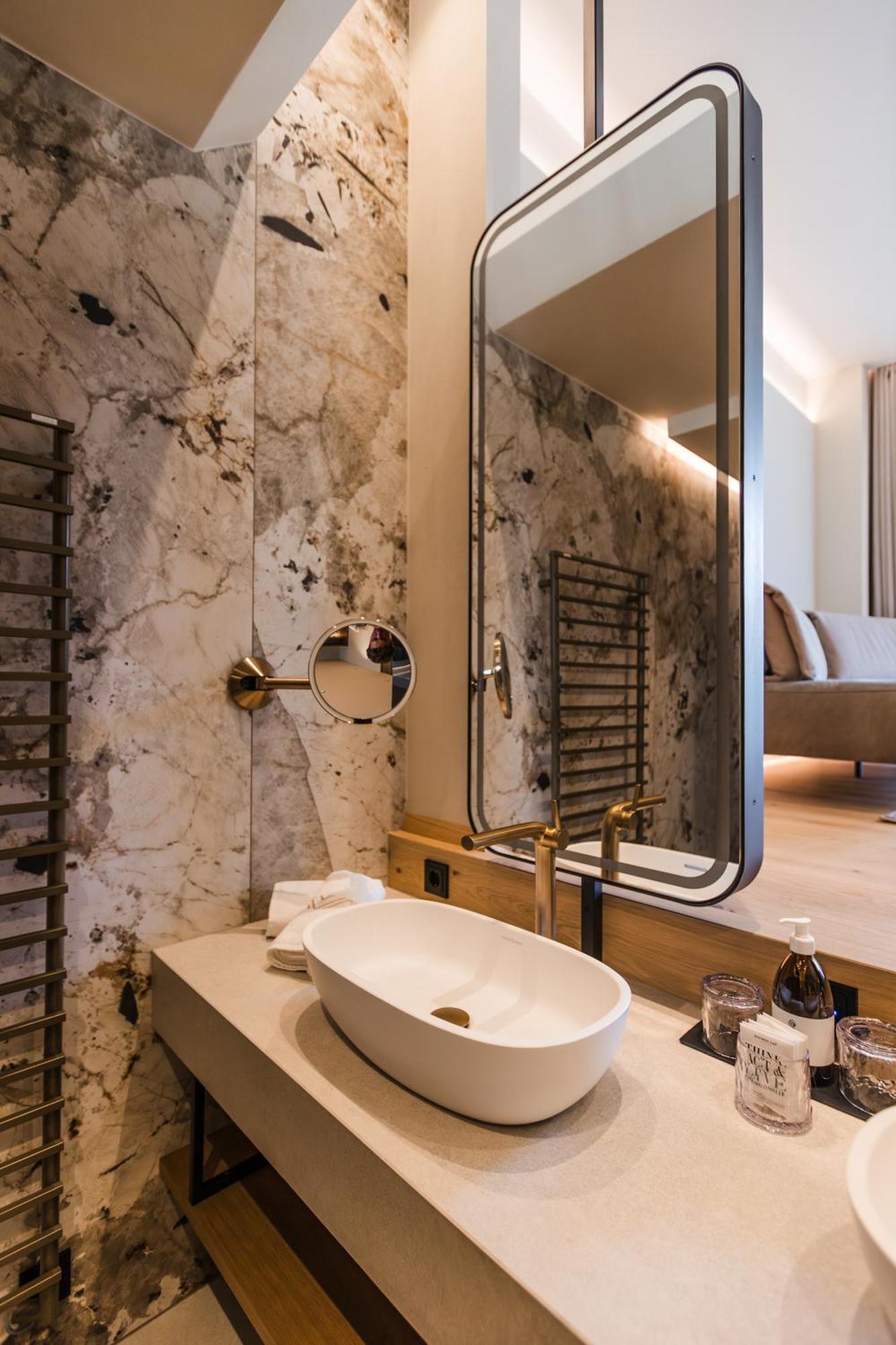 Deluxe Suite Spa Bath