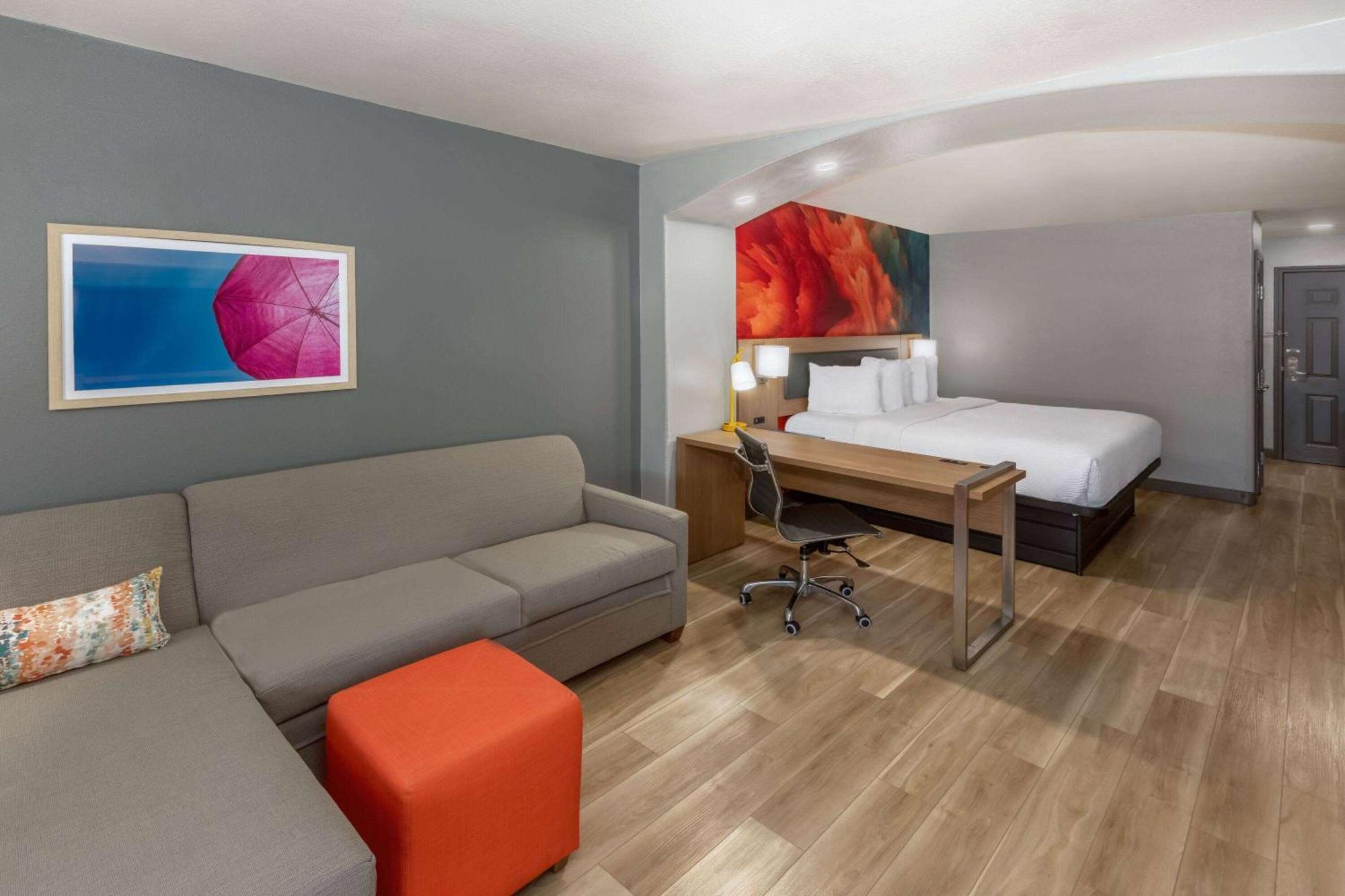 Deluxe King Room Bath Tub Mobility Accessible or Non-Smoking,1548911455:JPEG