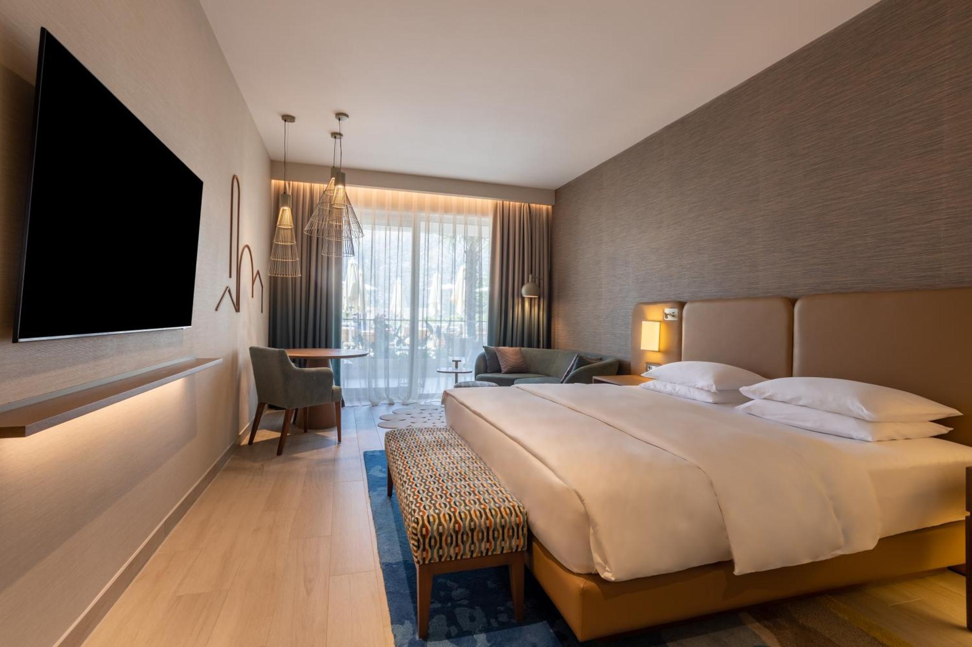 Deluxe King Room Pool View