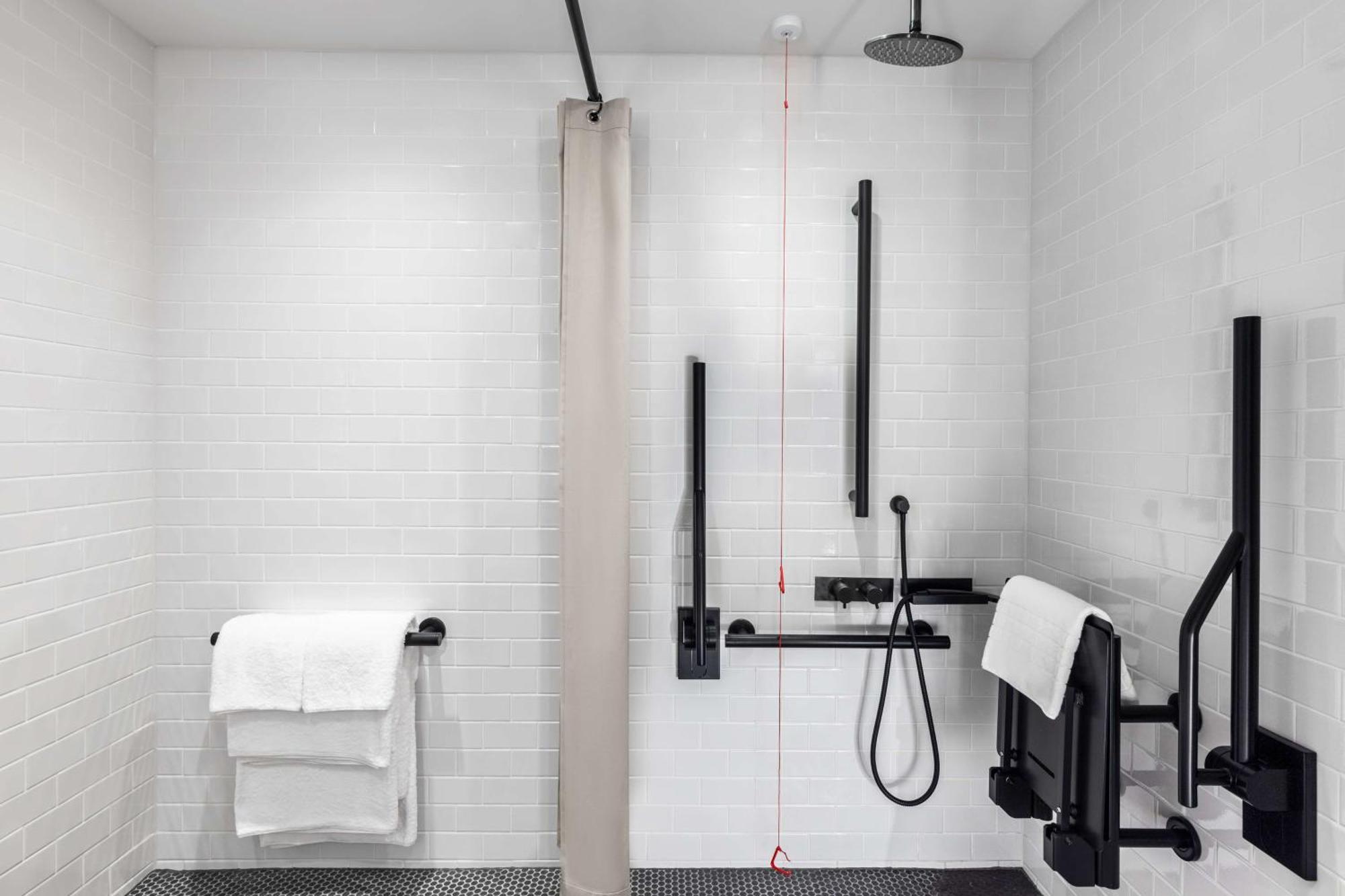 Chambre Lit King-Size - Accessible aux Personnes à Mobilité Réduite