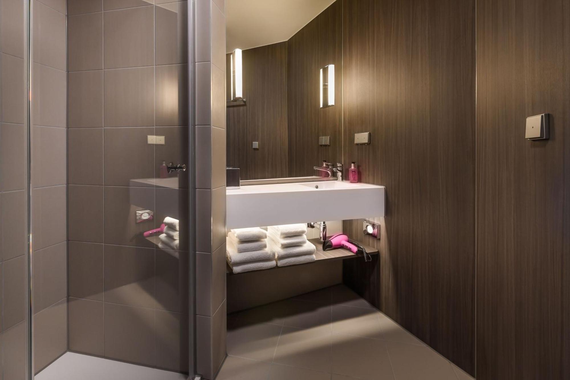 Moxy Sleeper Guest room 1 Queen