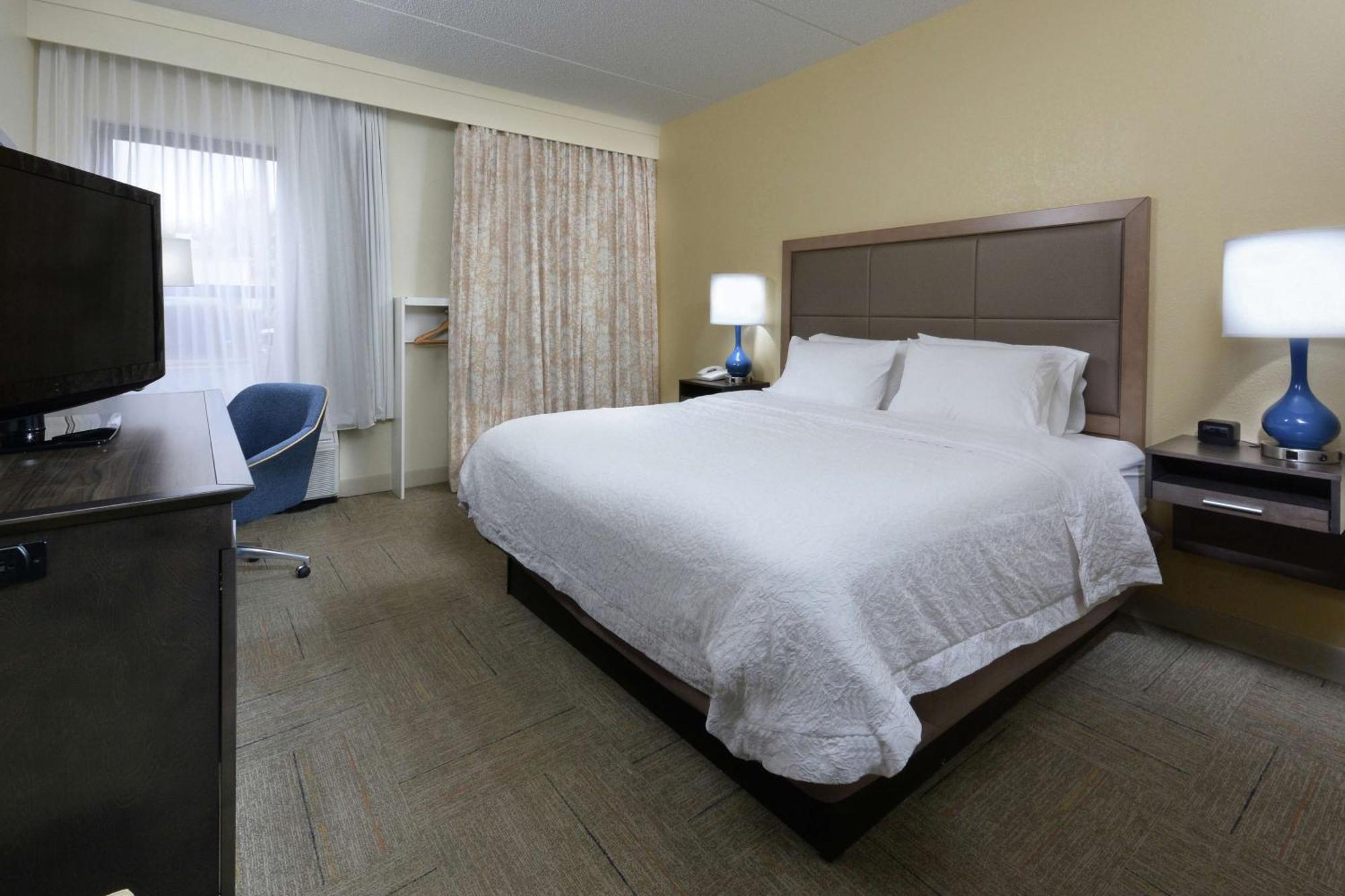 King Room with Tub - Mobility/Hearing Accessible/Non-Smoking