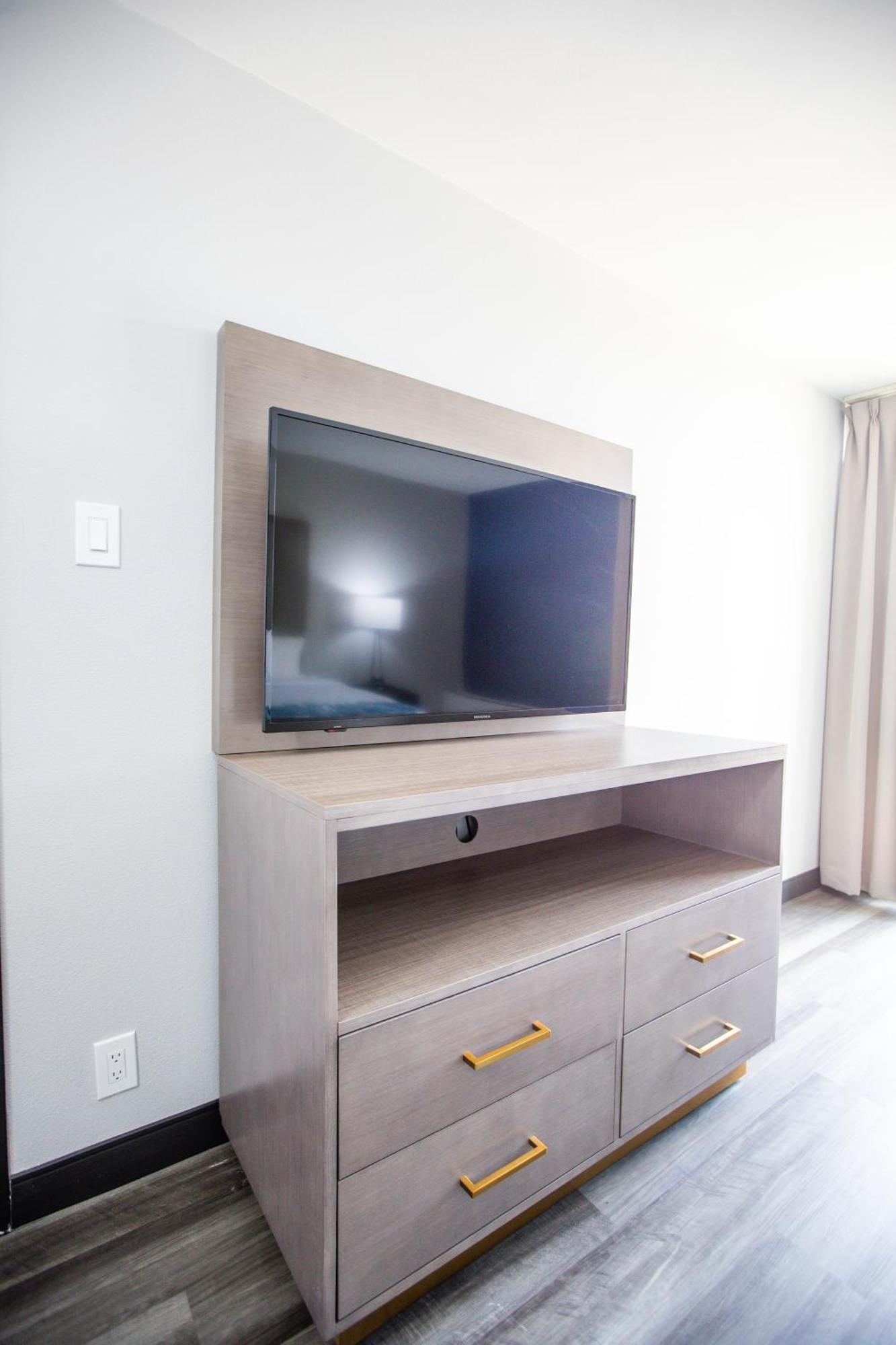 One-Bedroom King Suite Bathtub Mobility or Hearing Accessible Non-Smoking