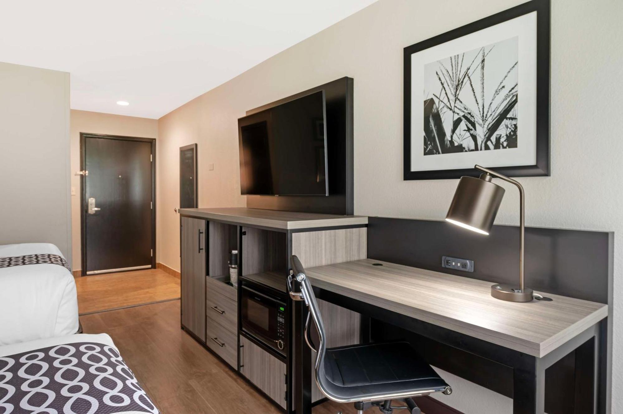 Queen Room Two Queen Beds Non-Smoking or Pet-Friendly
