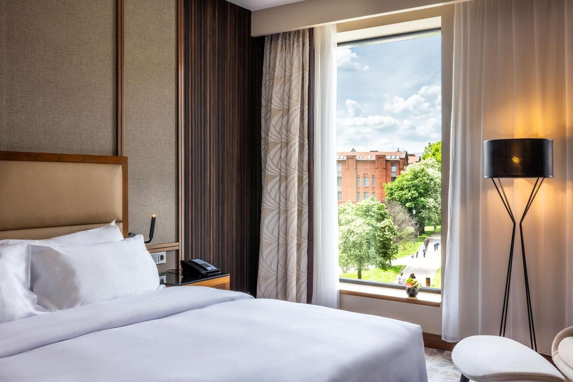 Superior King Room Park or City View
