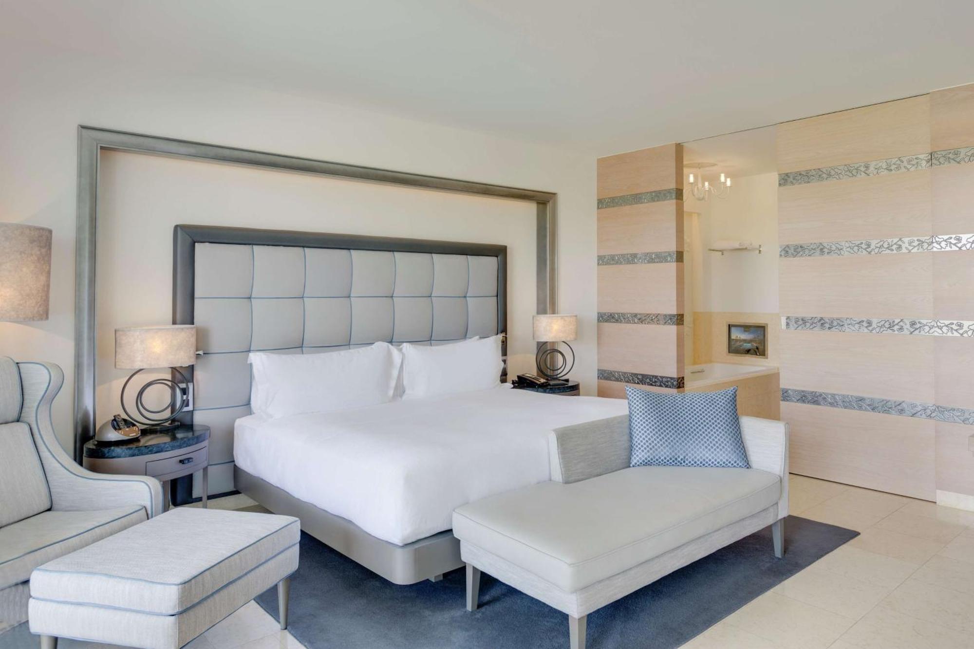 Deluxe King Room Pool View