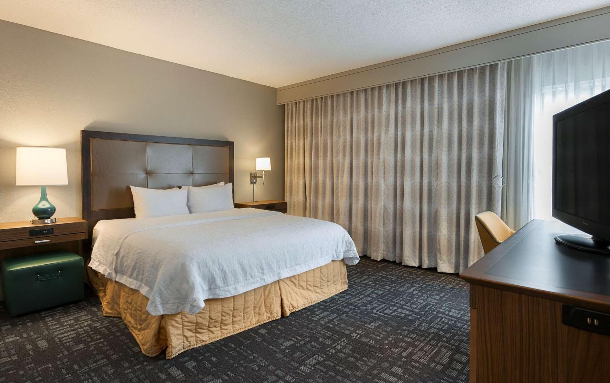 King Room Accessible Tub Mobility Hearing Access or Non-Smoking