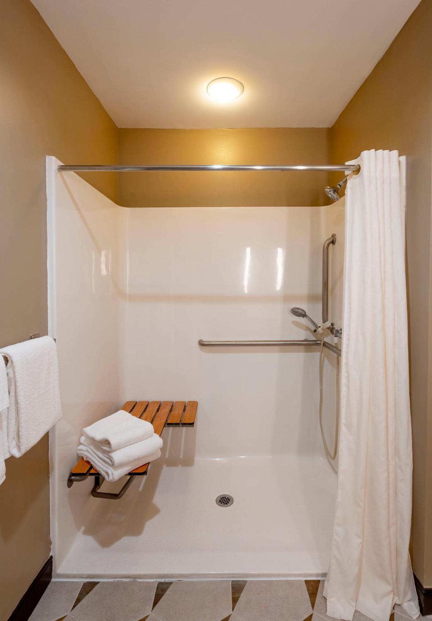 Quadruple Room Two Queen Beds Roll Shower Disability Access or Non Smoking