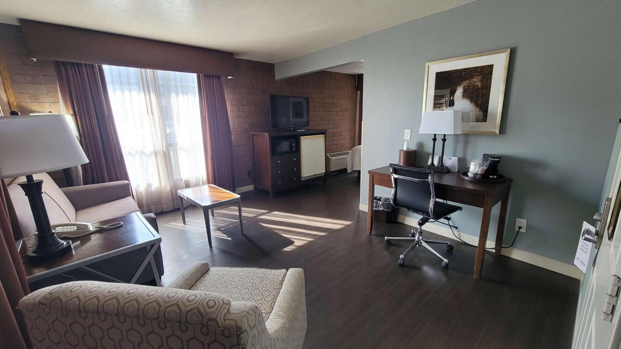 Queen Suite Sofa Bed Pet Friendly Non smoking