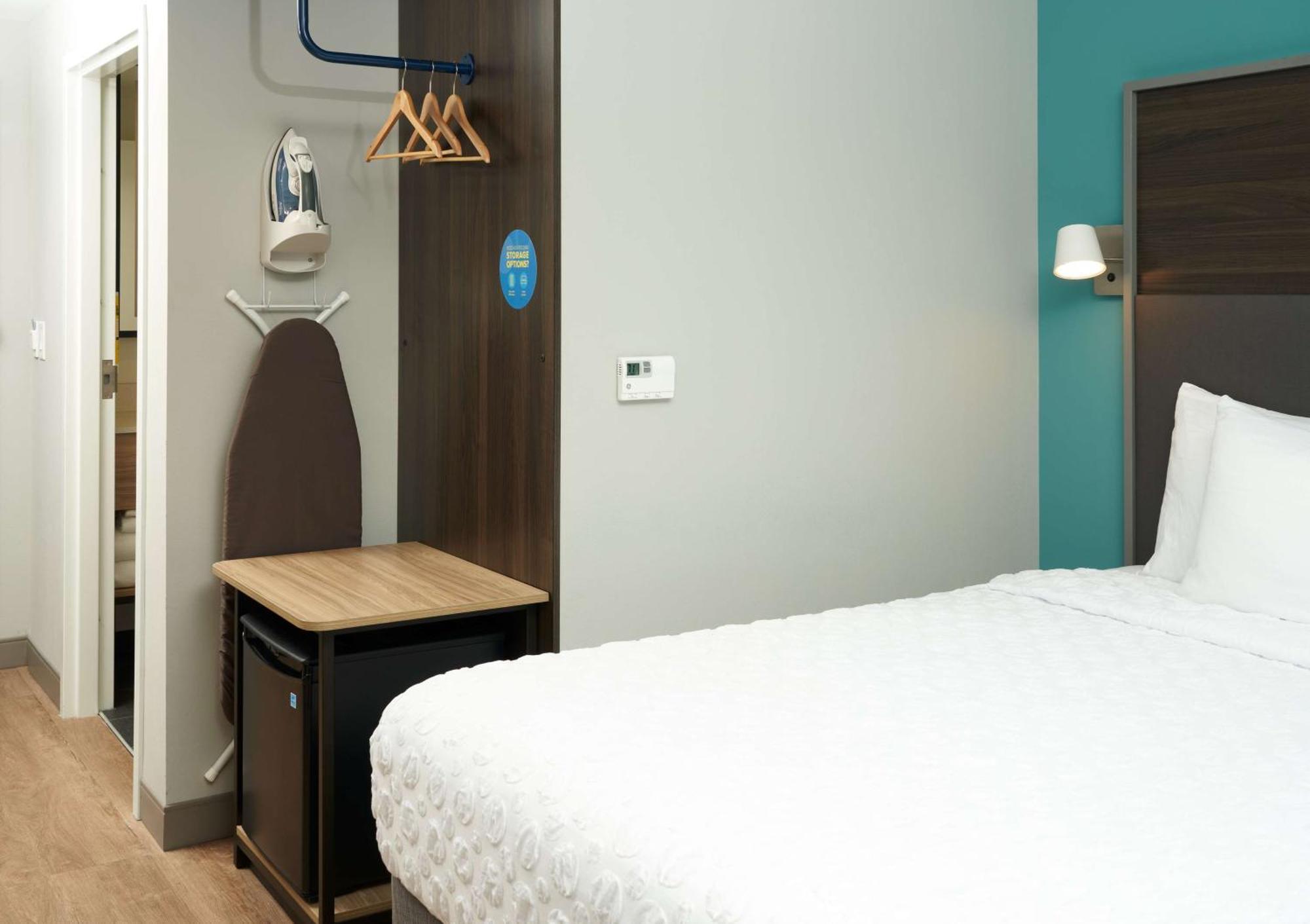Queen Room with Ocean View - Hearing Accessible