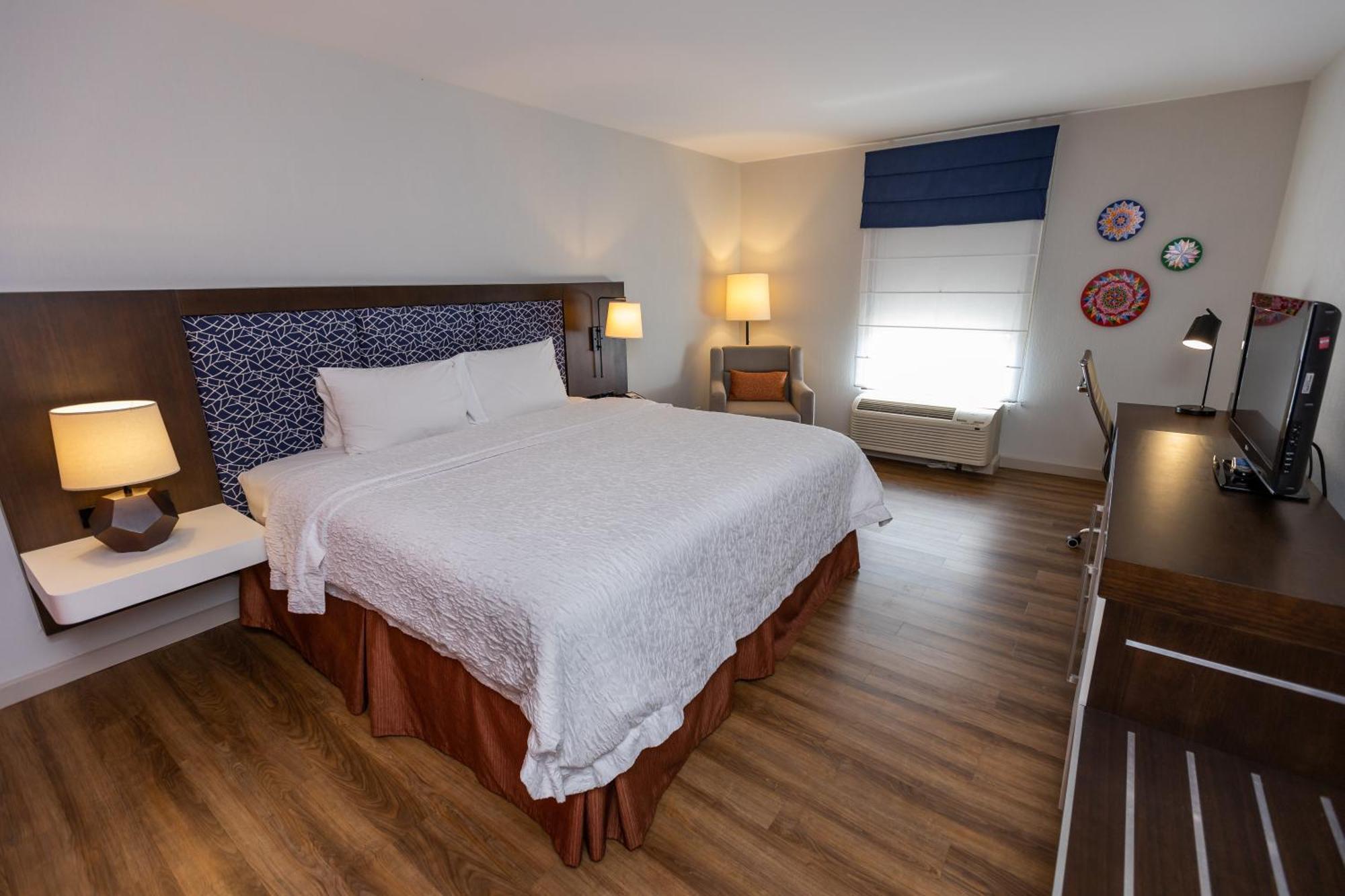 King Room with King Bed - Non-Smoking