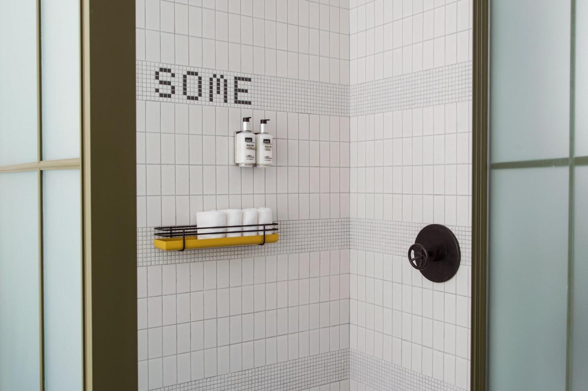 Chambre Double avec 2 Lits Doubles - Douche avec Siège de Transfert - Vue sur Ville