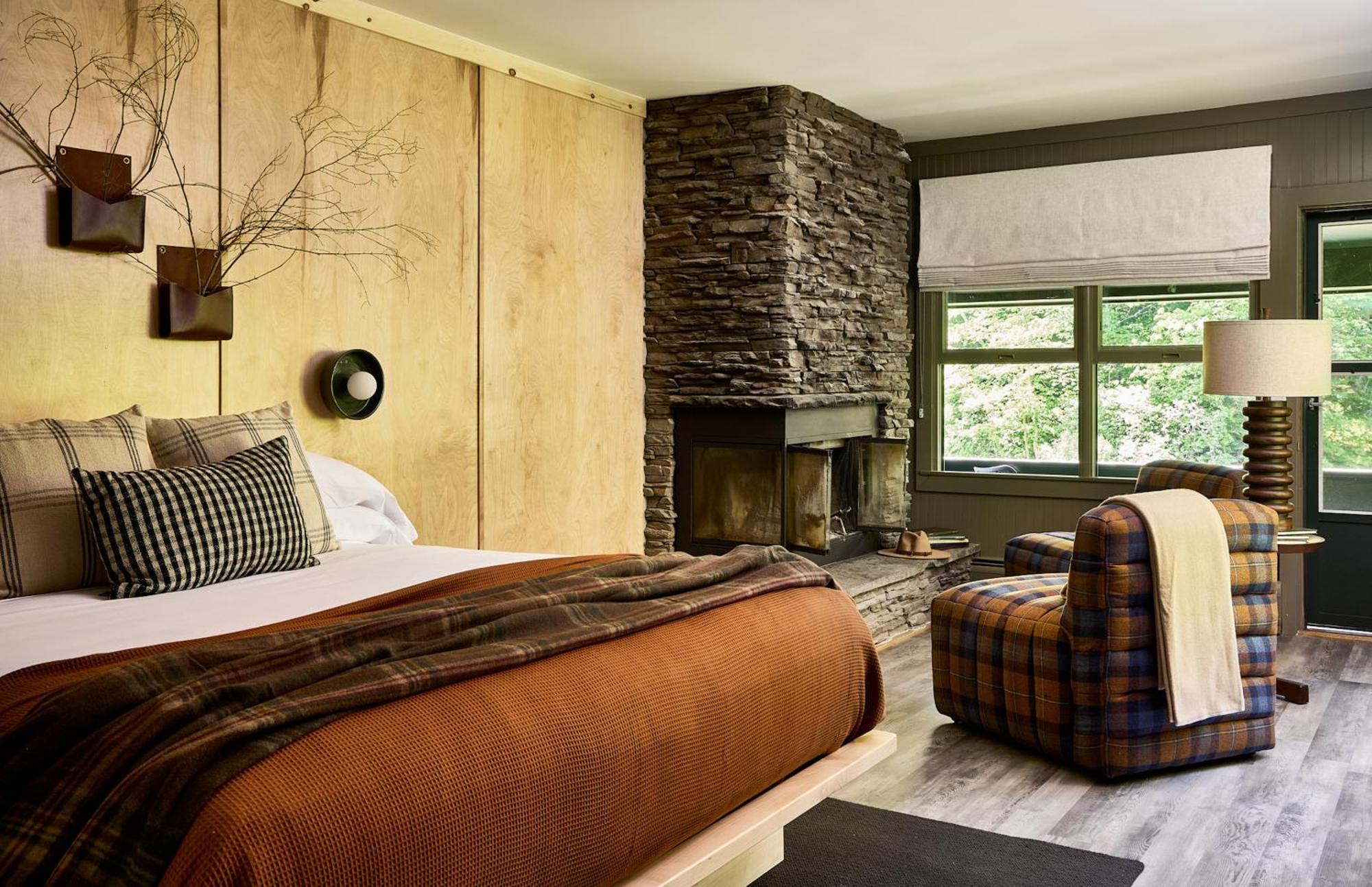 Deluxe King Fireplace & Balcony