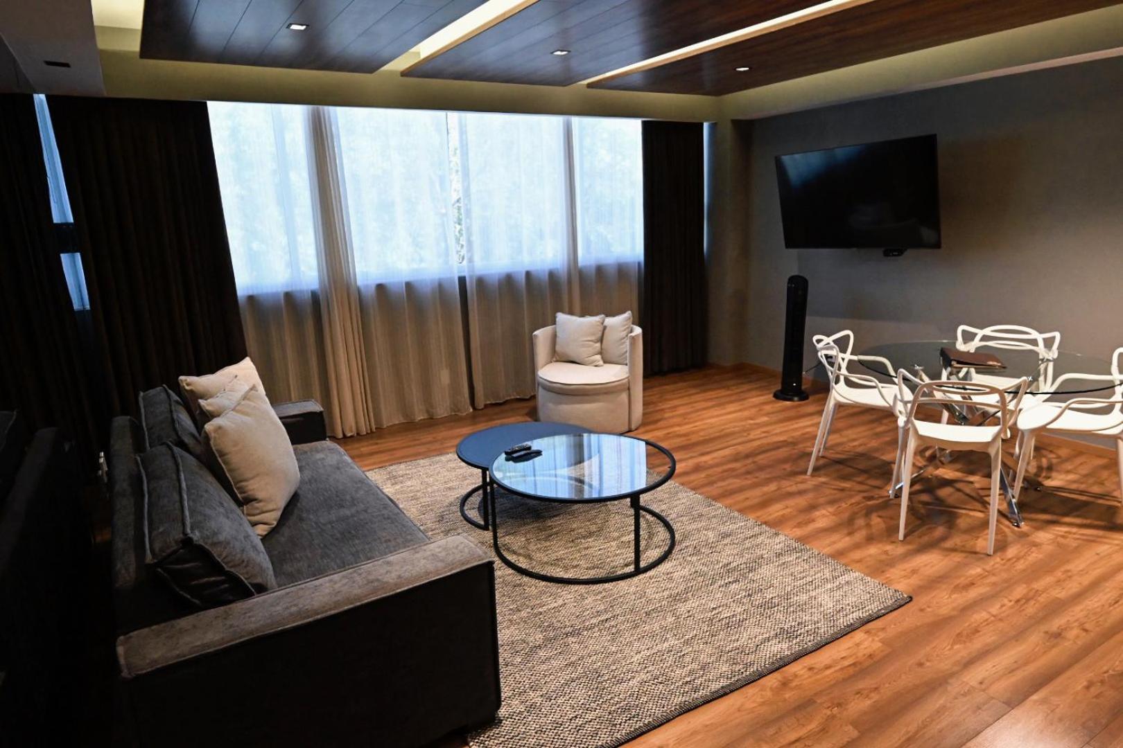 Deluxe Queen Suite