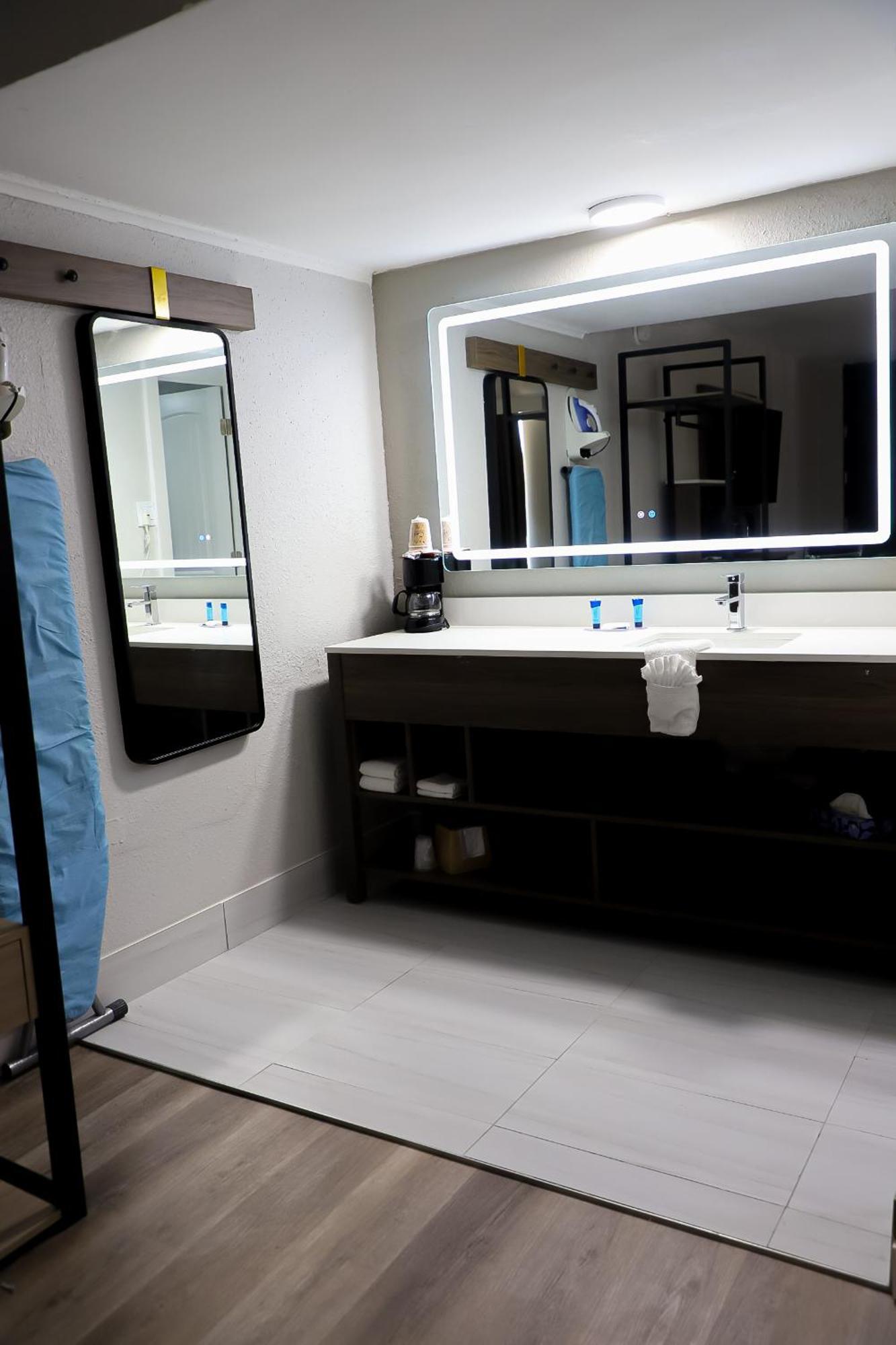 Deluxe Double Room Shower
