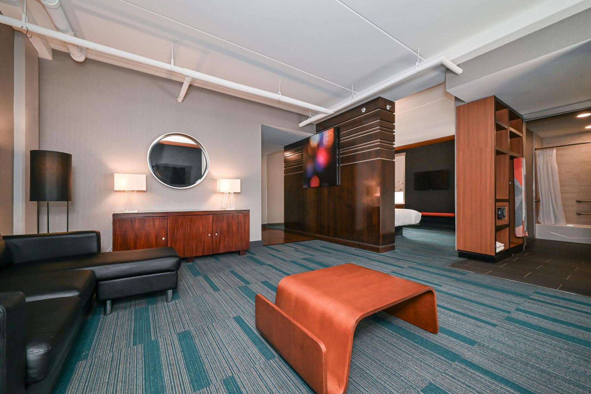 Studio with King Bed and Bathtub - Mobility Access