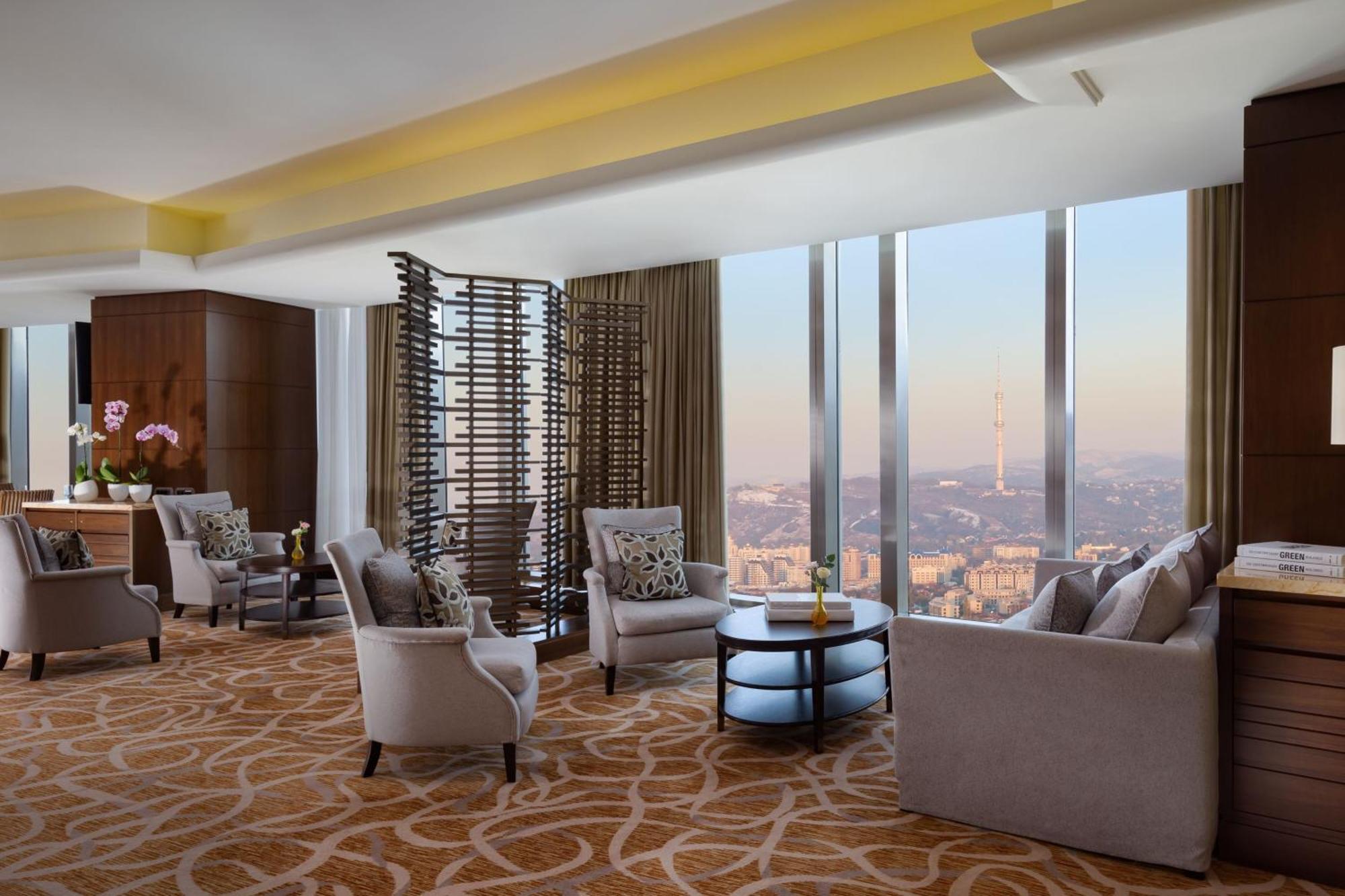 Club Level Guest room One King Mountain View