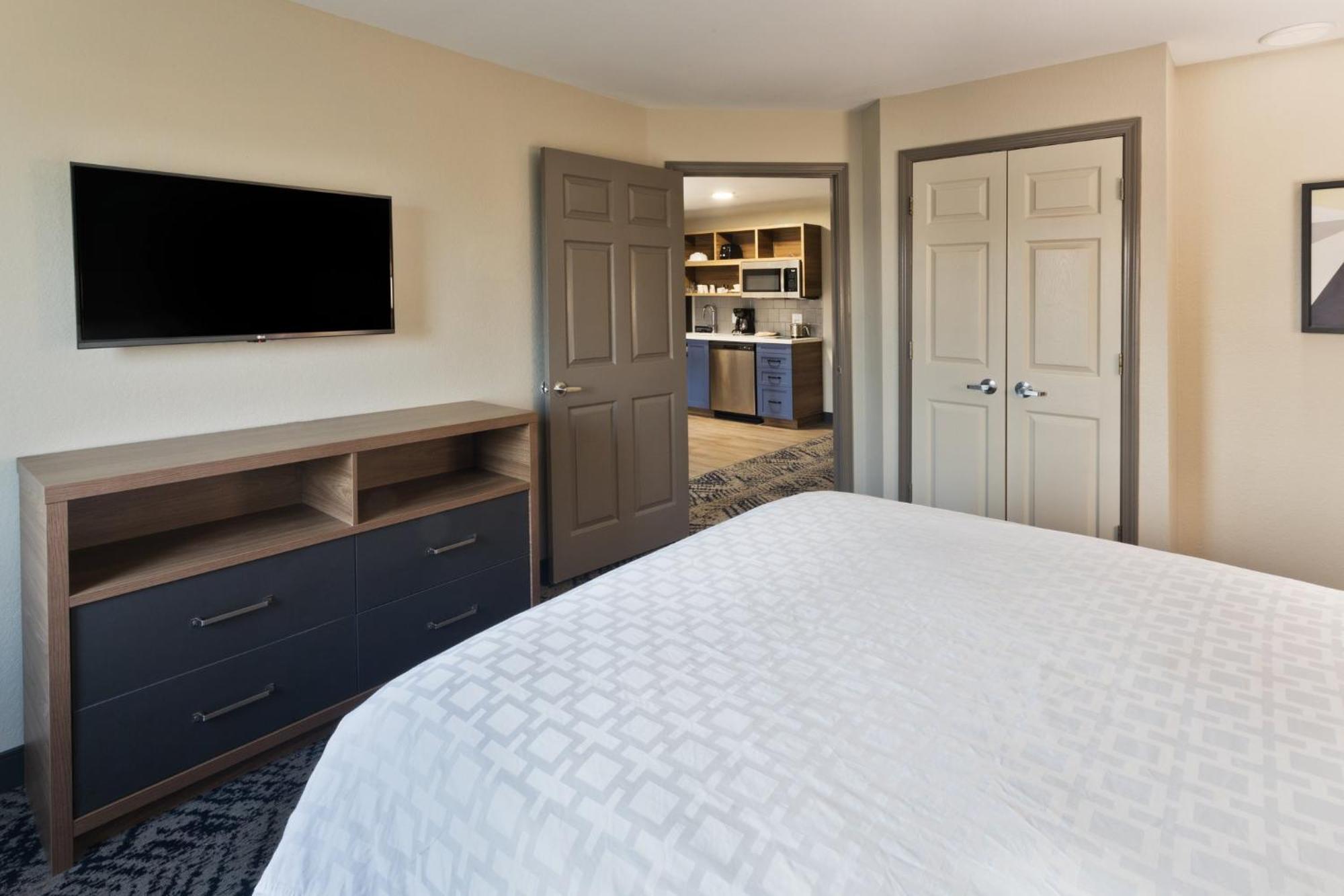 One-Bedroom Queen Suite - Non-Smoking