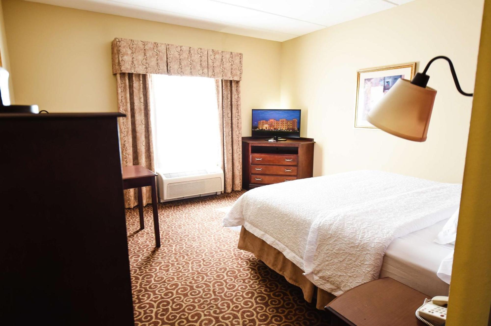 King Room with King Bed - Non-Smoking