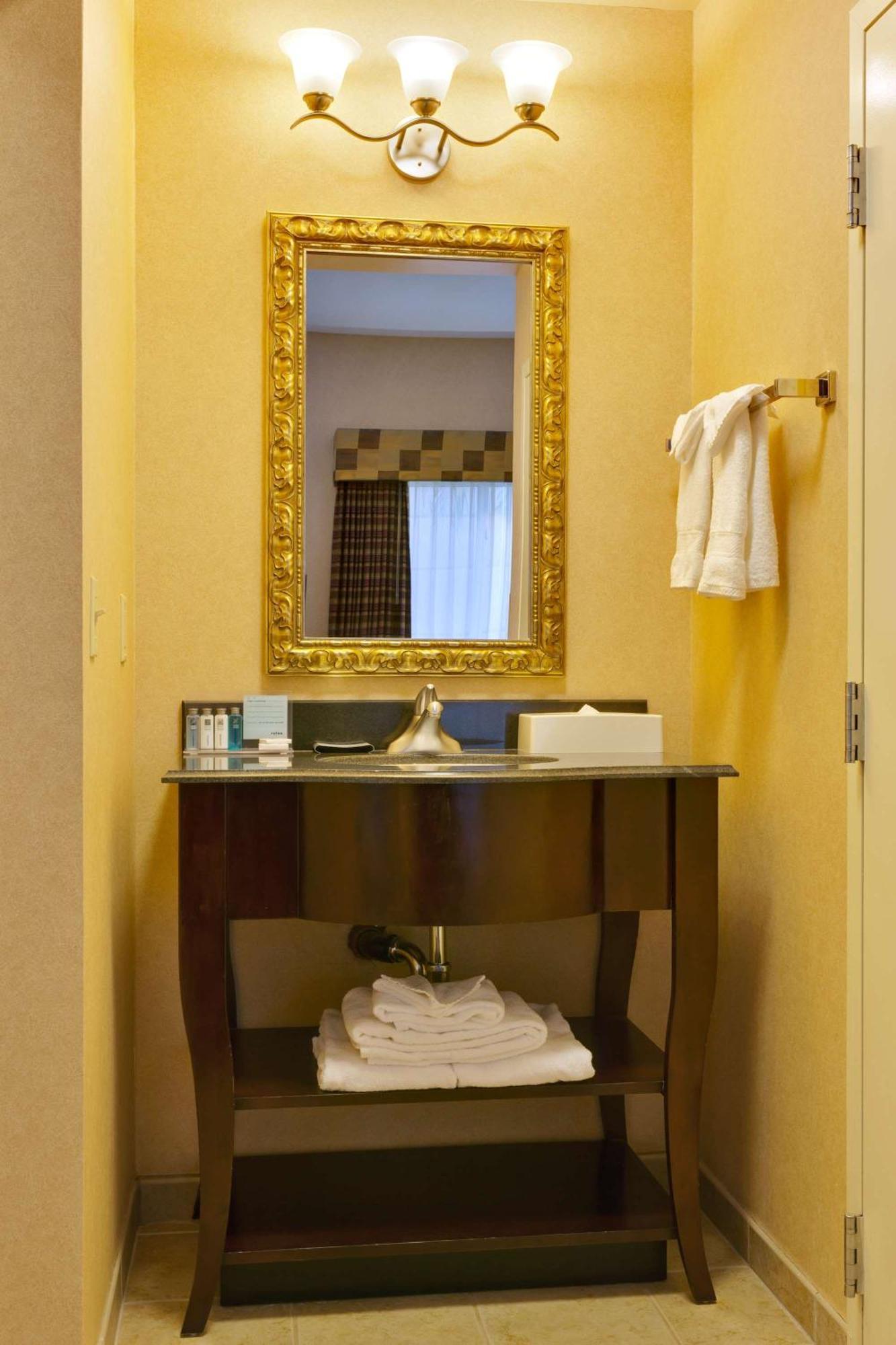 King Room with King Bed - Non-Smoking