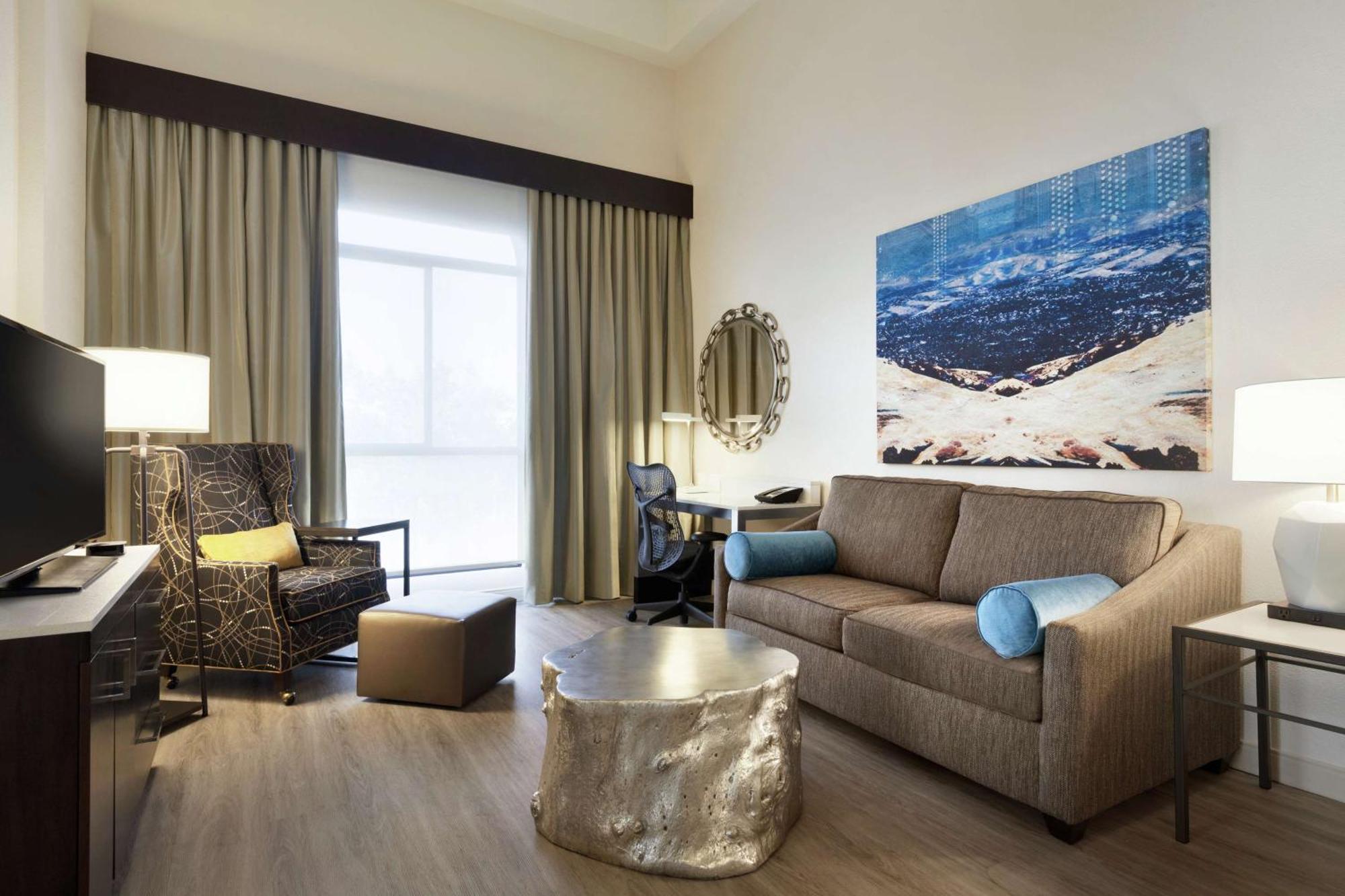 Deluxe King Suite