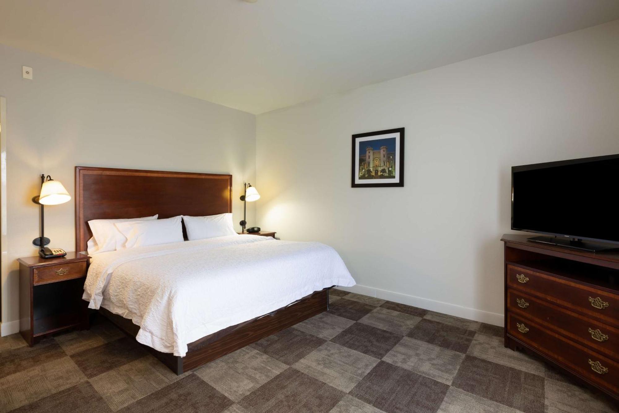 King Room with King Bed - Non-Smoking