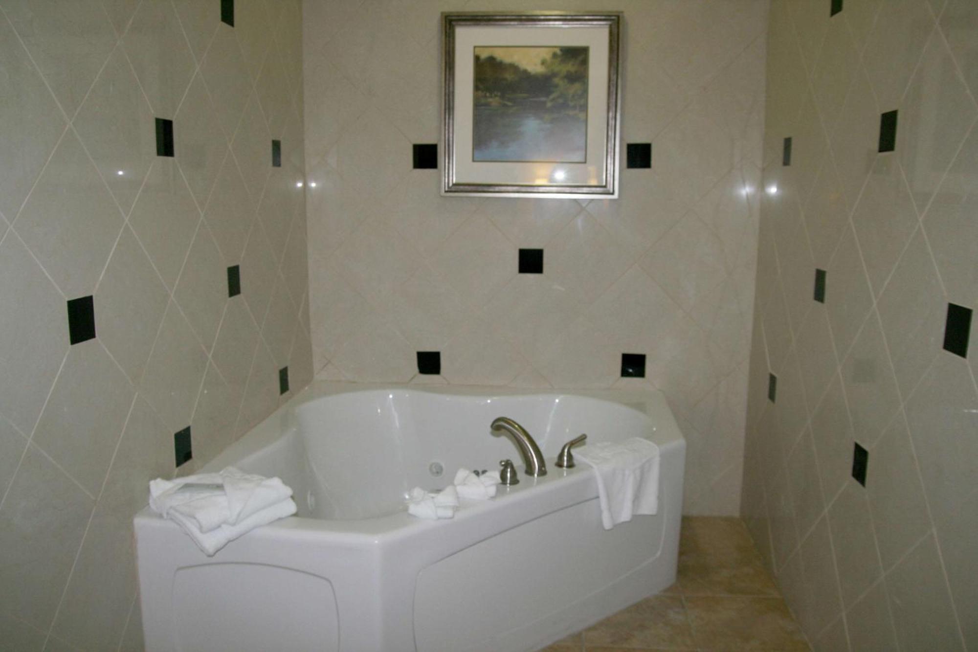 King Studio Suite with Whirlpool - Non-Smoking