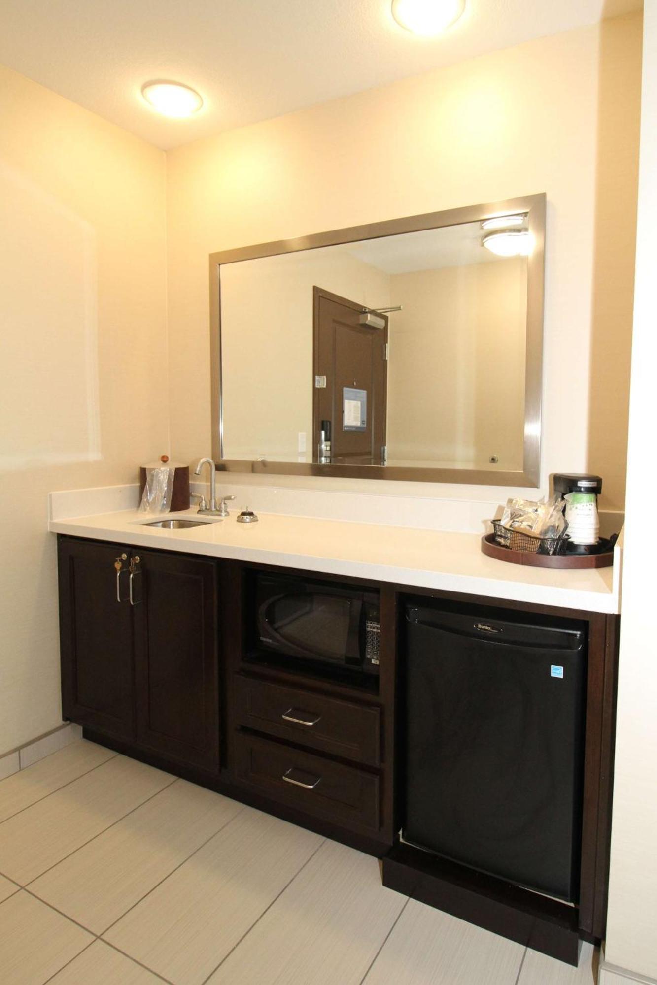 Queen Studio Suite Two Queen Beds Non-Smoking,1551378433:JPEG