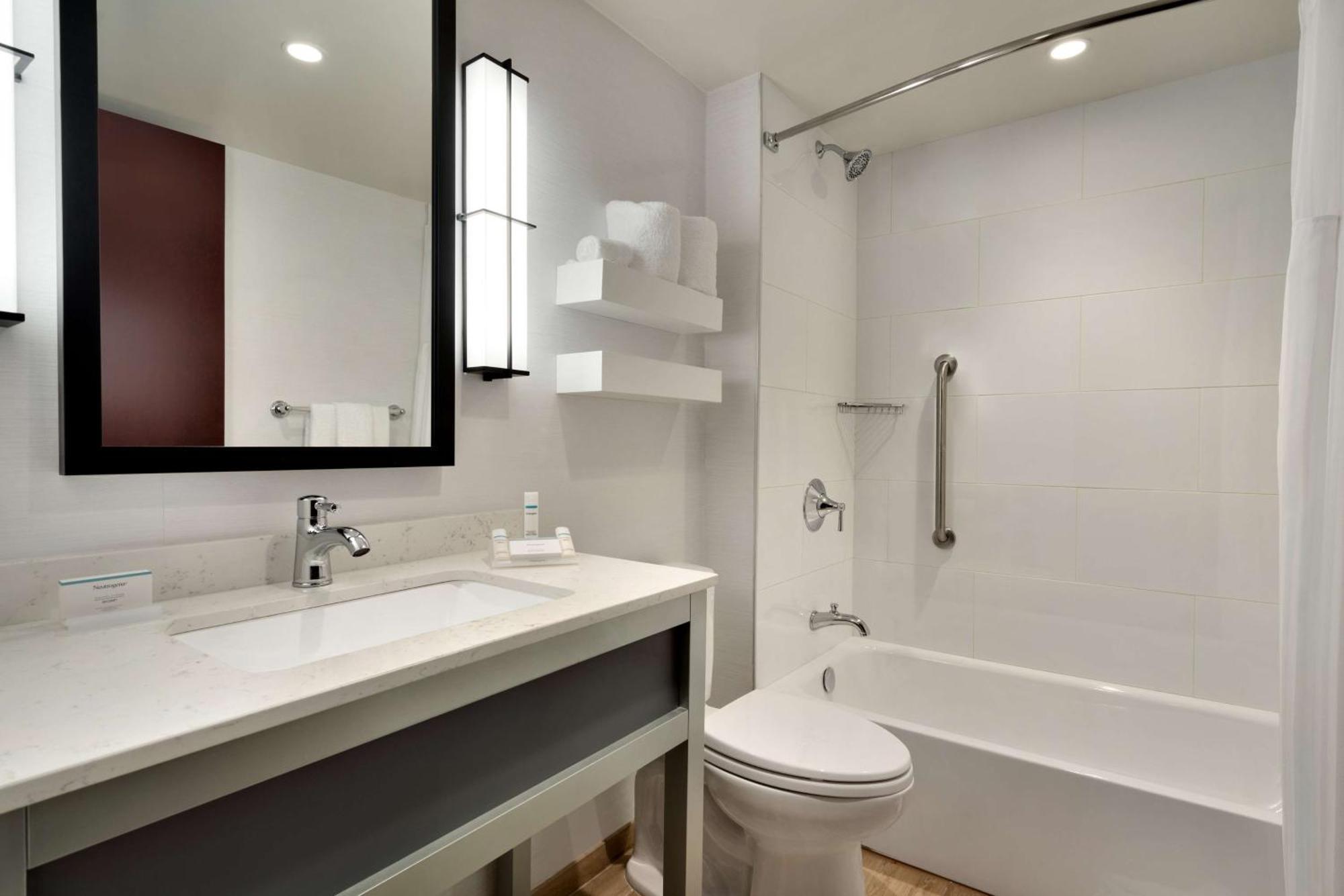 Quarto com cama king-size e chuveiro acessível a cadeirantes - Acessível para pessoas com mobilidade reduzida/deficiência auditiva