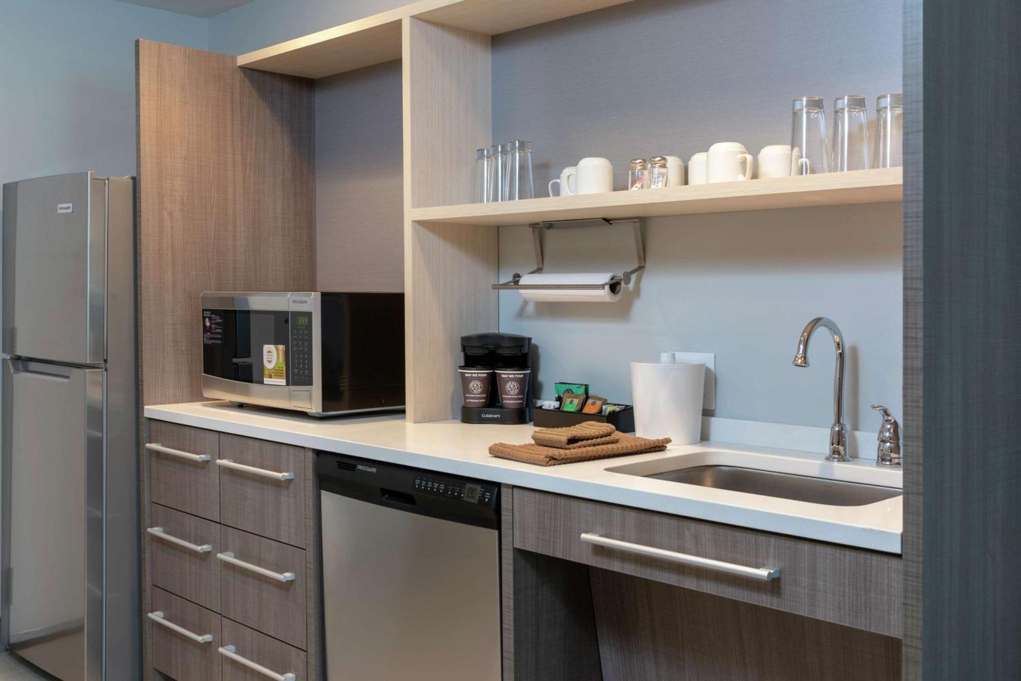 Studio with Two Queen Beds and Transfer Shower - Disability Access/Non-Smoking