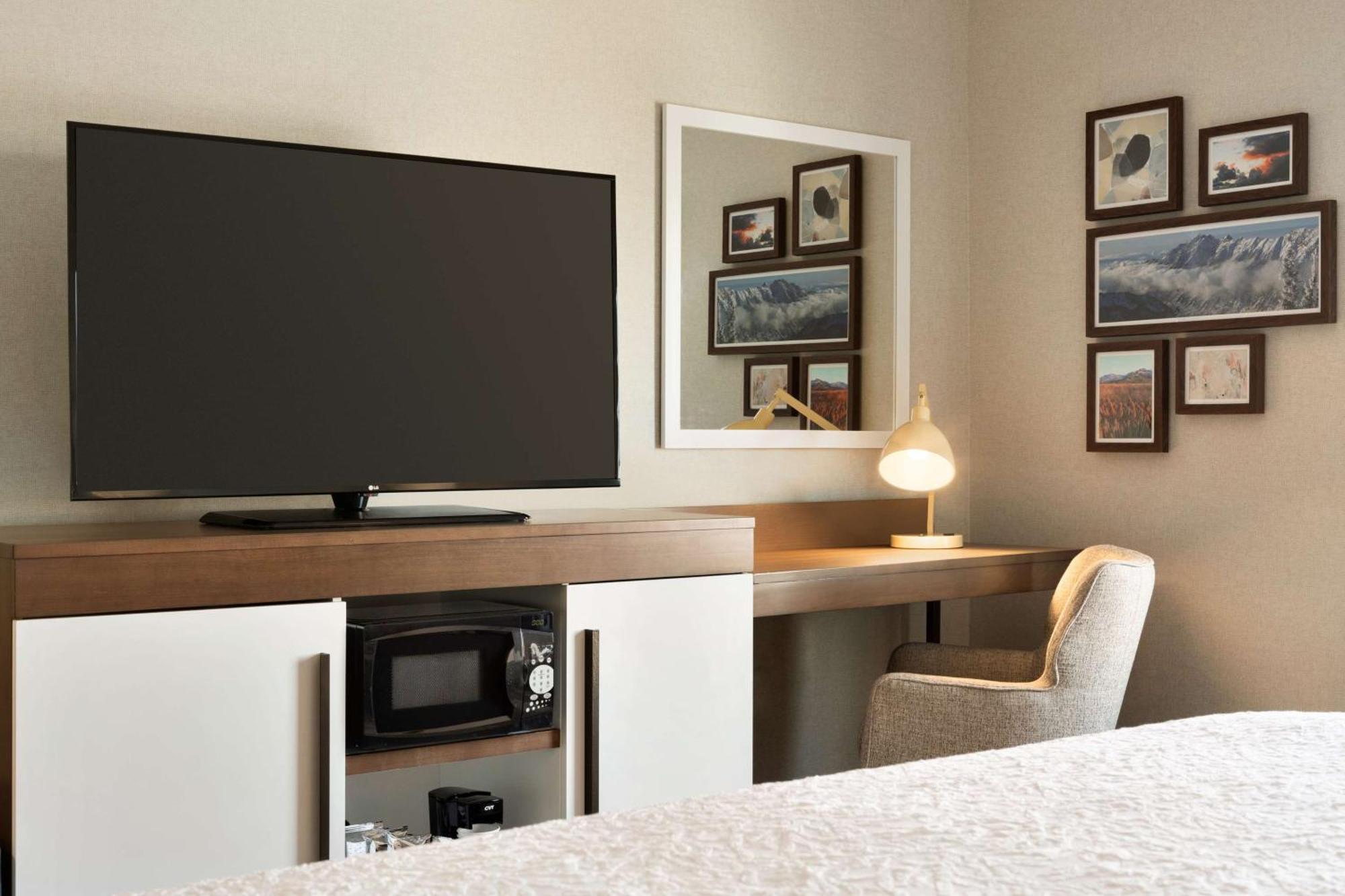 King Room with Accessible Tub - Mobility and Hearing Access/Non-Smoking