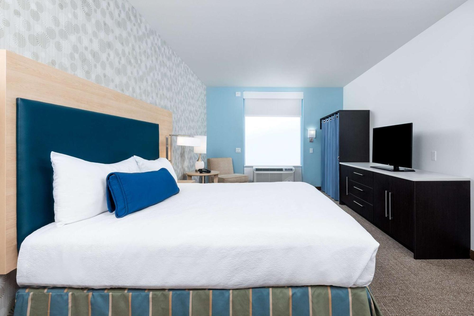King Suite with Roll-In Shower - Mobility and Hearing Access/Non-Smoking