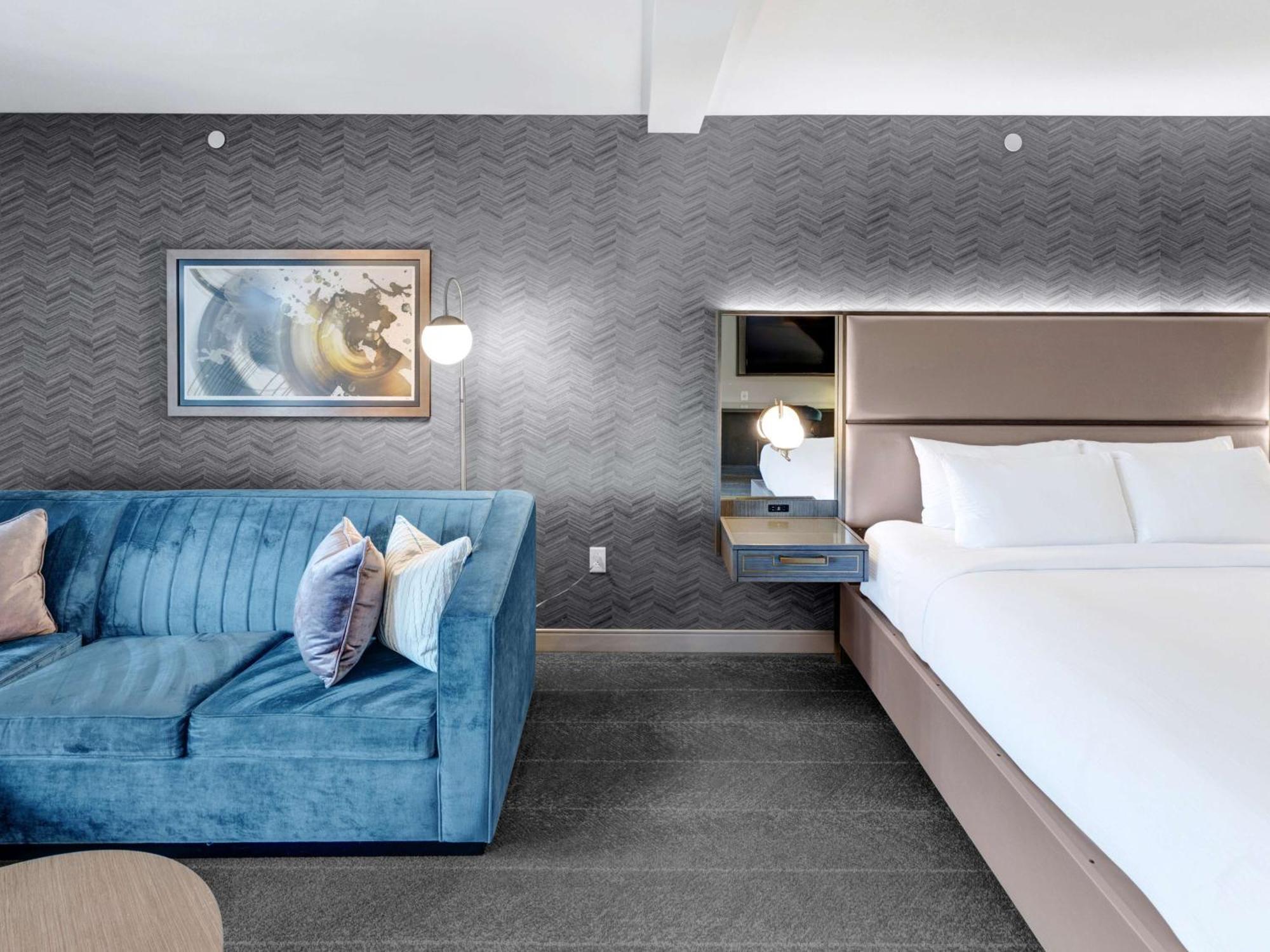 Deco King Suite
