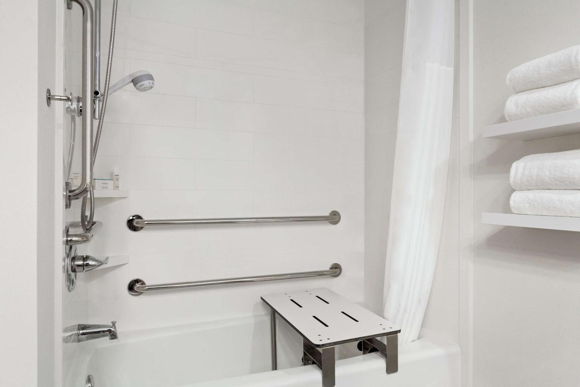 Queen Room with Bath Tub - Disability Access/Non-Smoking