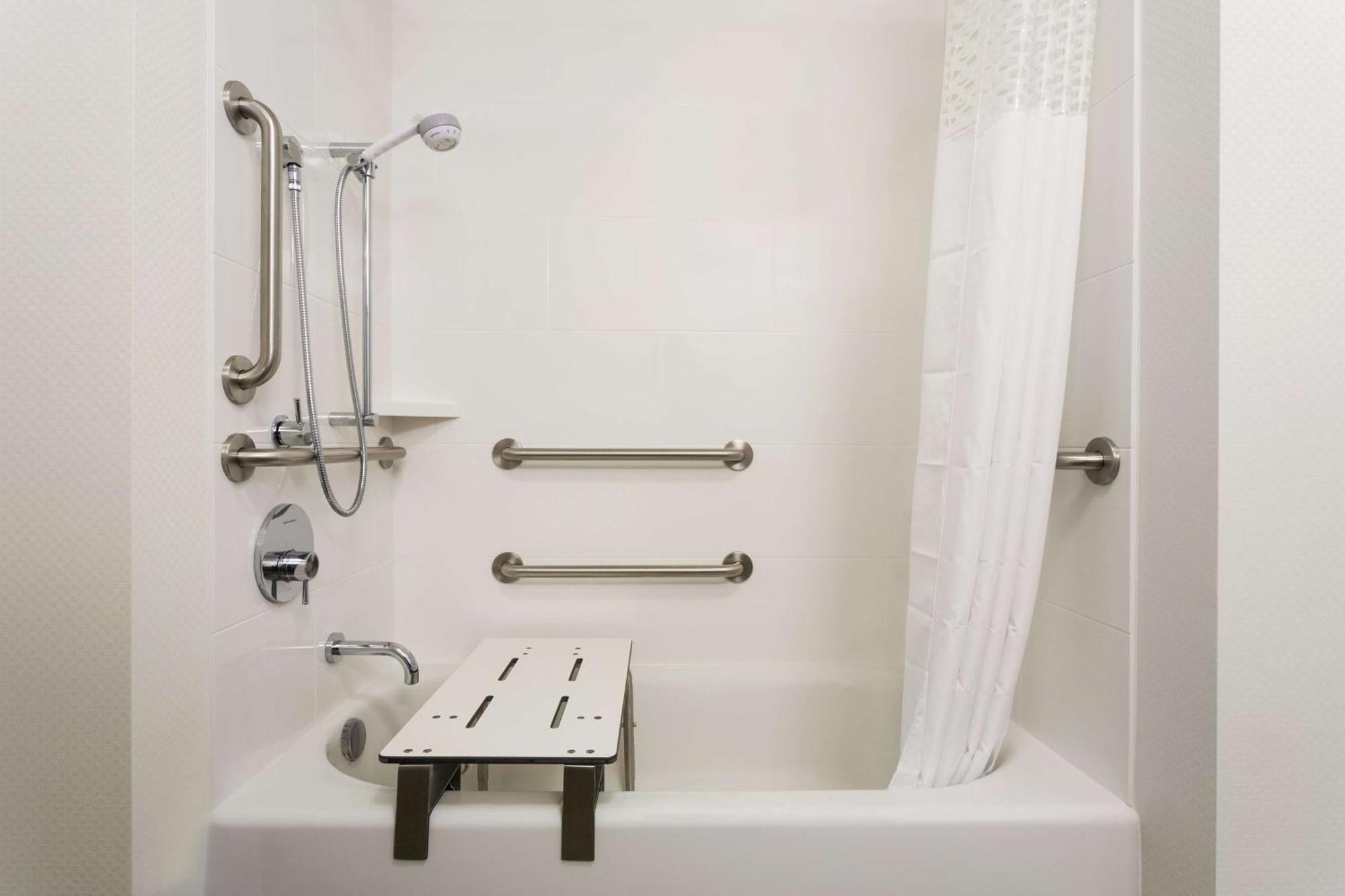 King Room - Hearing Access/Non-Smoking