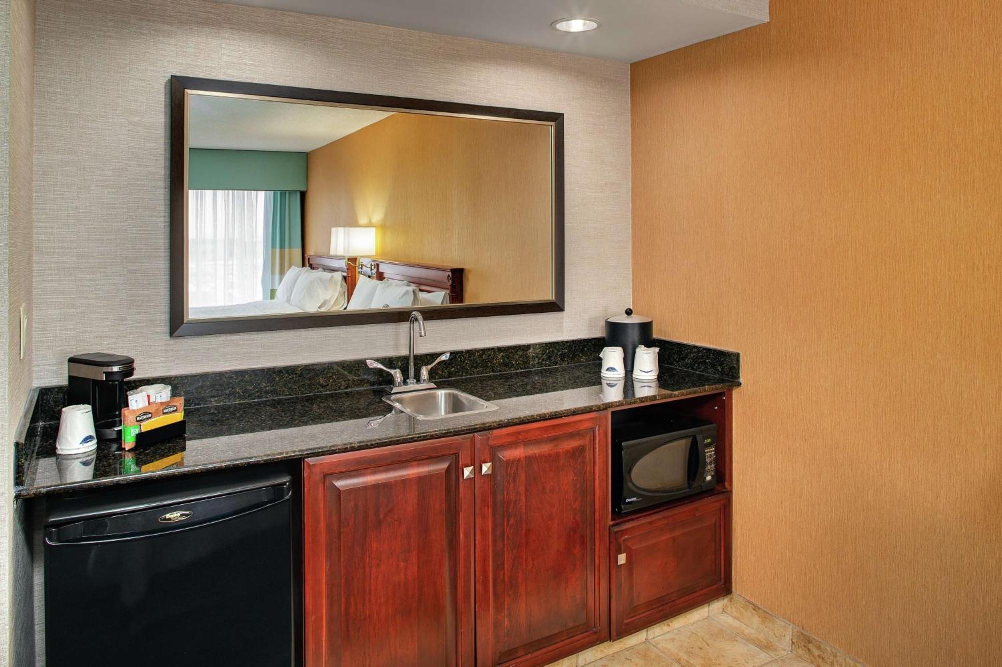 Queen Suite Two Queen Beds Non Smoking