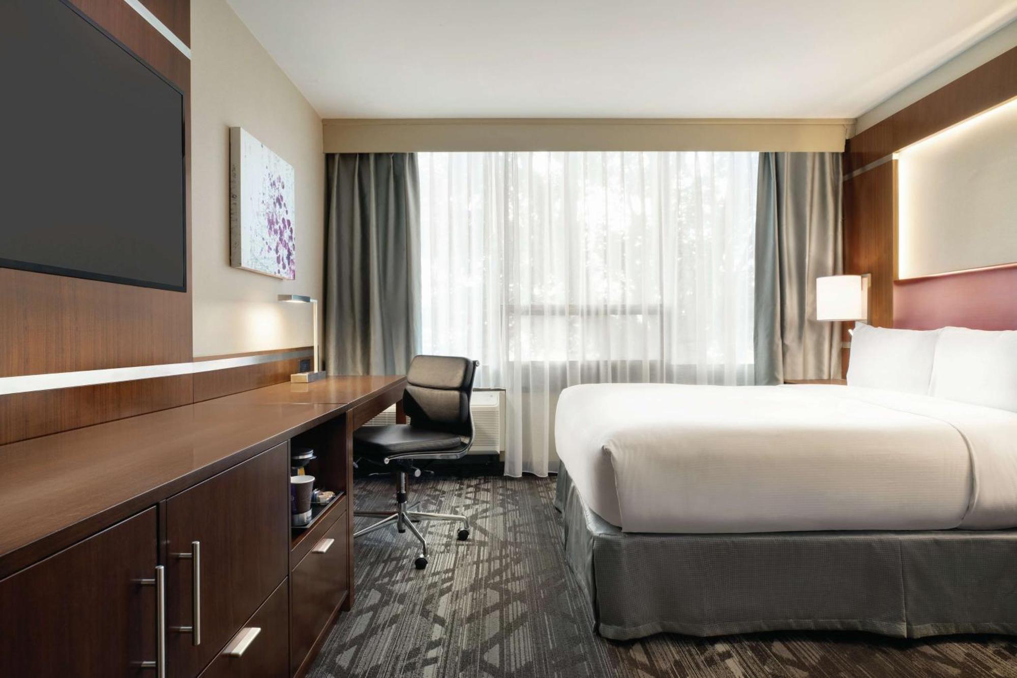 Queen Room Roll Shower Mobility Hearing Access
