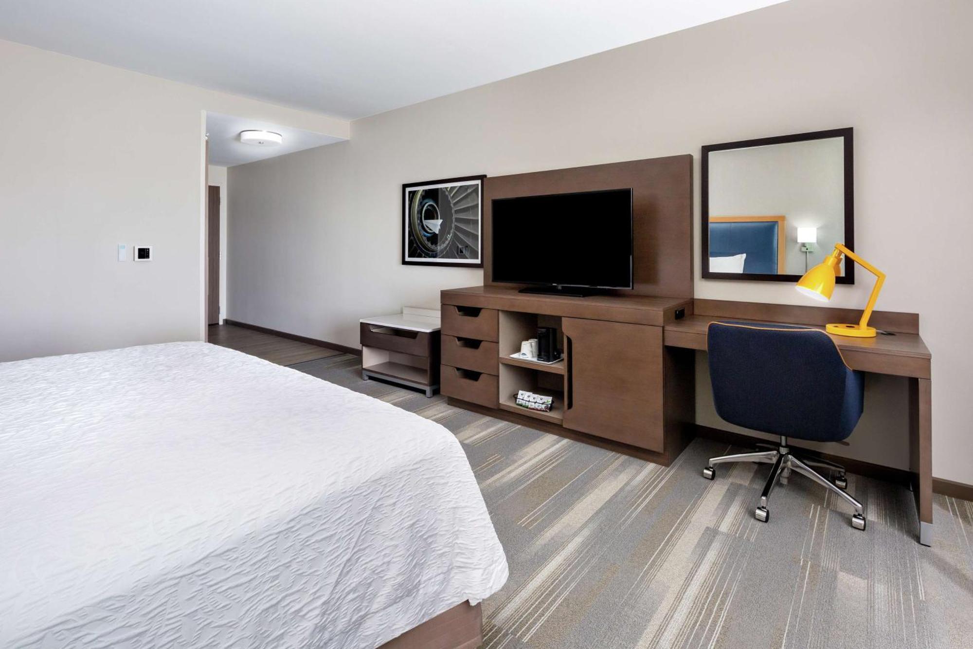 King Room Bath Tub Mobility Hearing Access or Non-Smoking