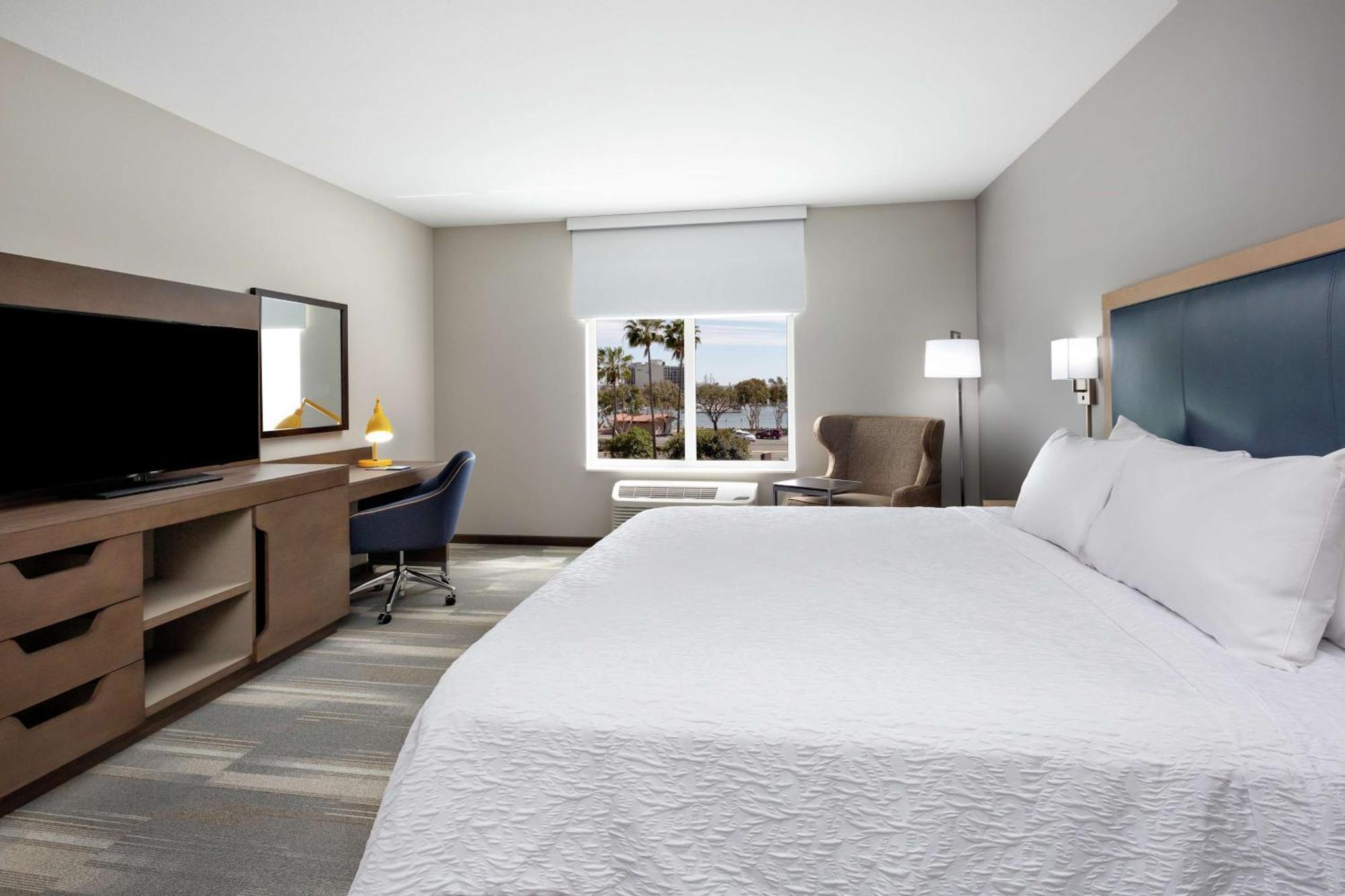 King Room Bath Tub Mobility Hearing Access or Non-Smoking
