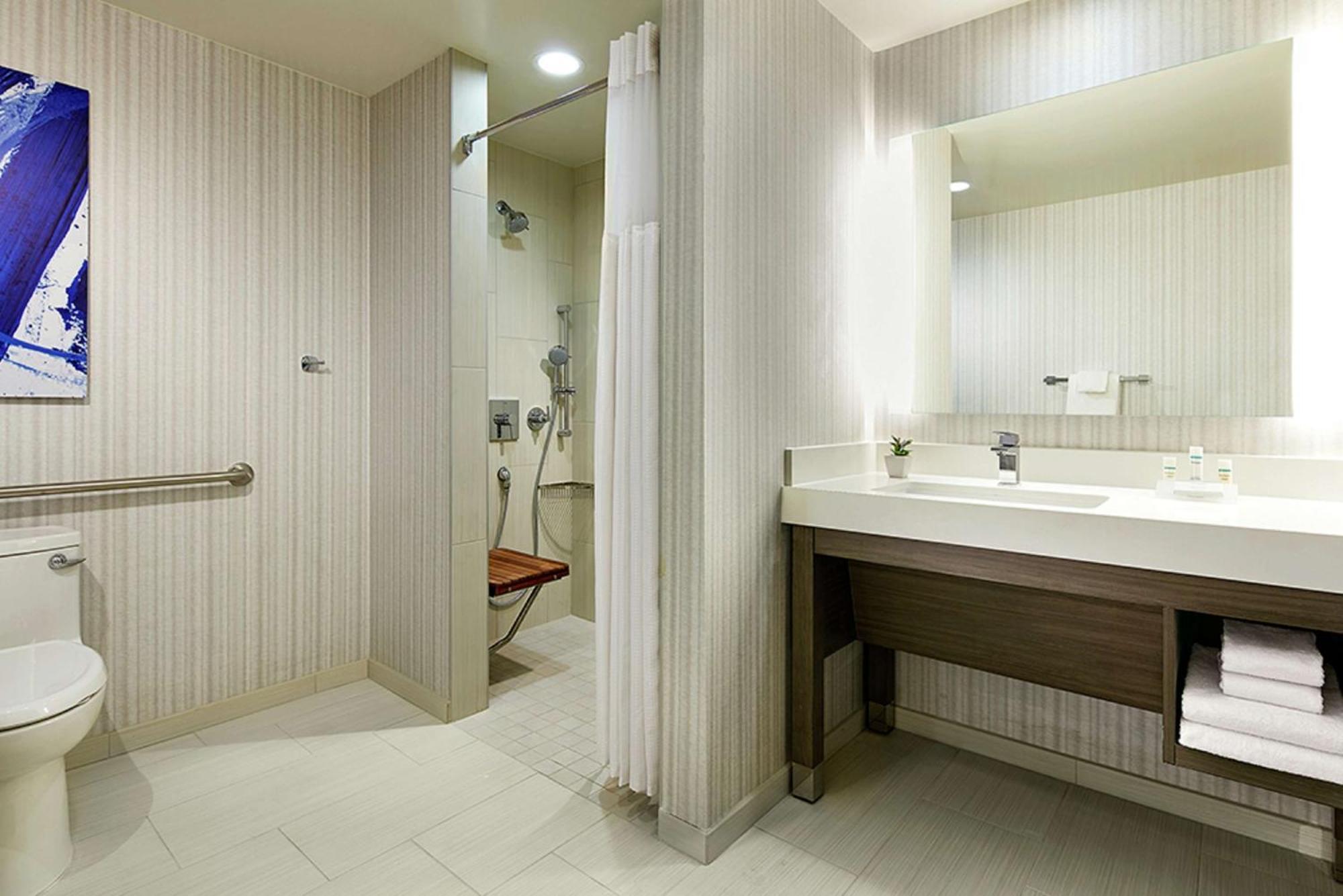 King Room Roll Shower Mobility Access or Communication Assistance,1551488695:JPEG
