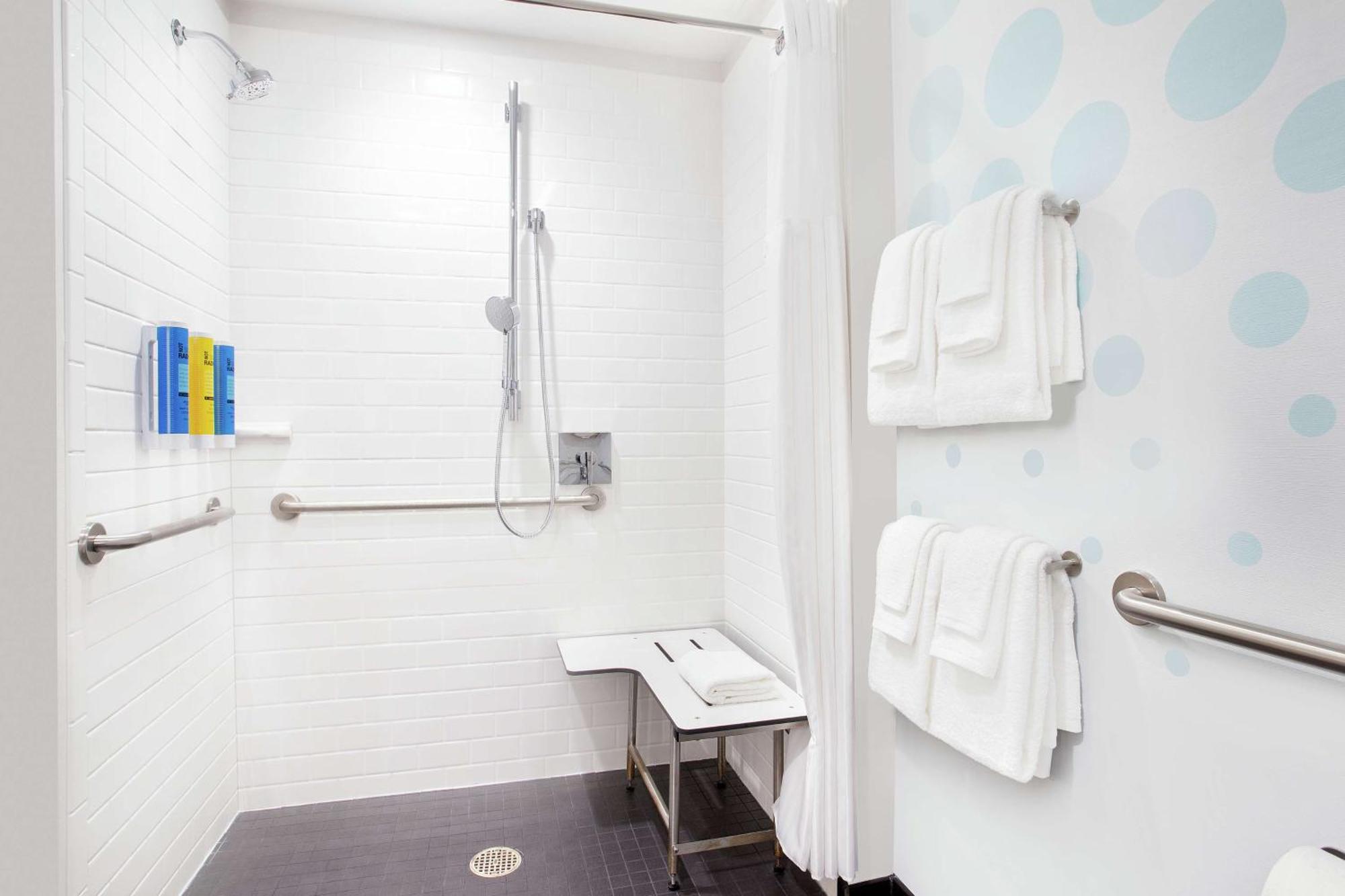 King Room Bath Tub Mobility Access