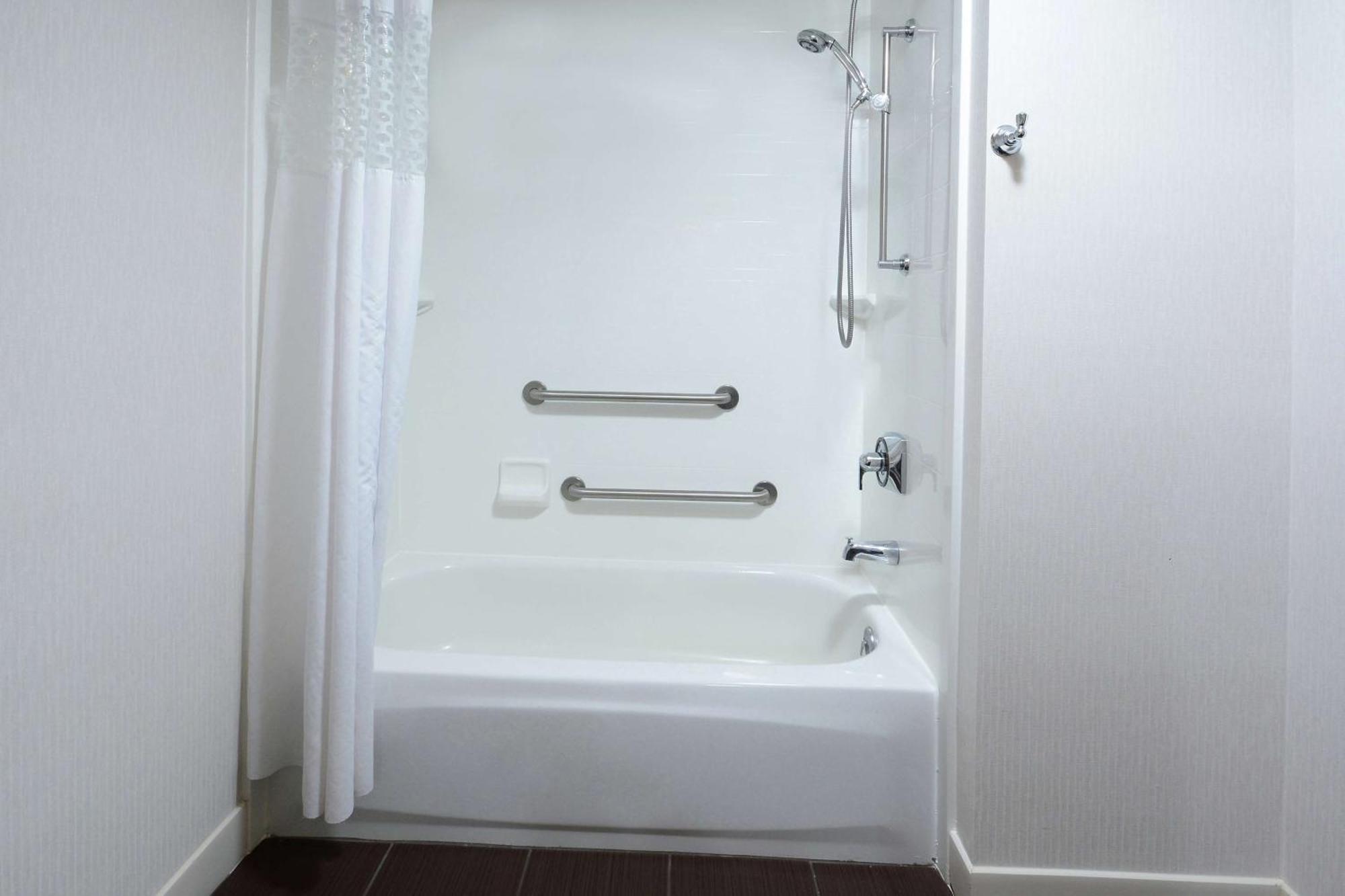 King Room with Accessible Tub - Mobility and Hearing Access/Non-Smoking