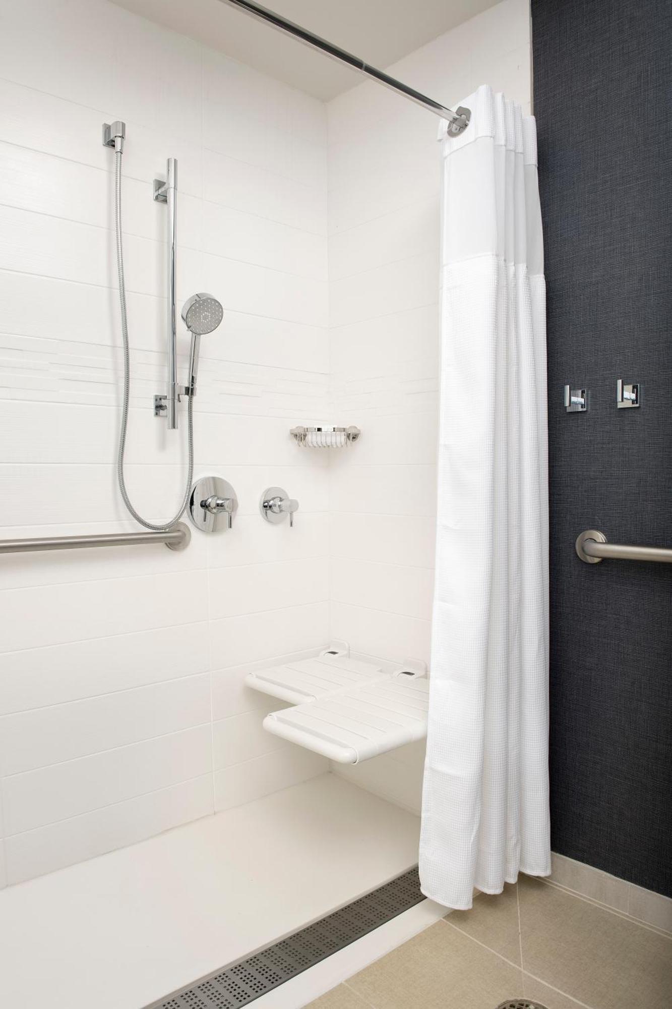 Queen Studio with Sofa Bed, Garden View and Adapted Tub - Mobility Accessible