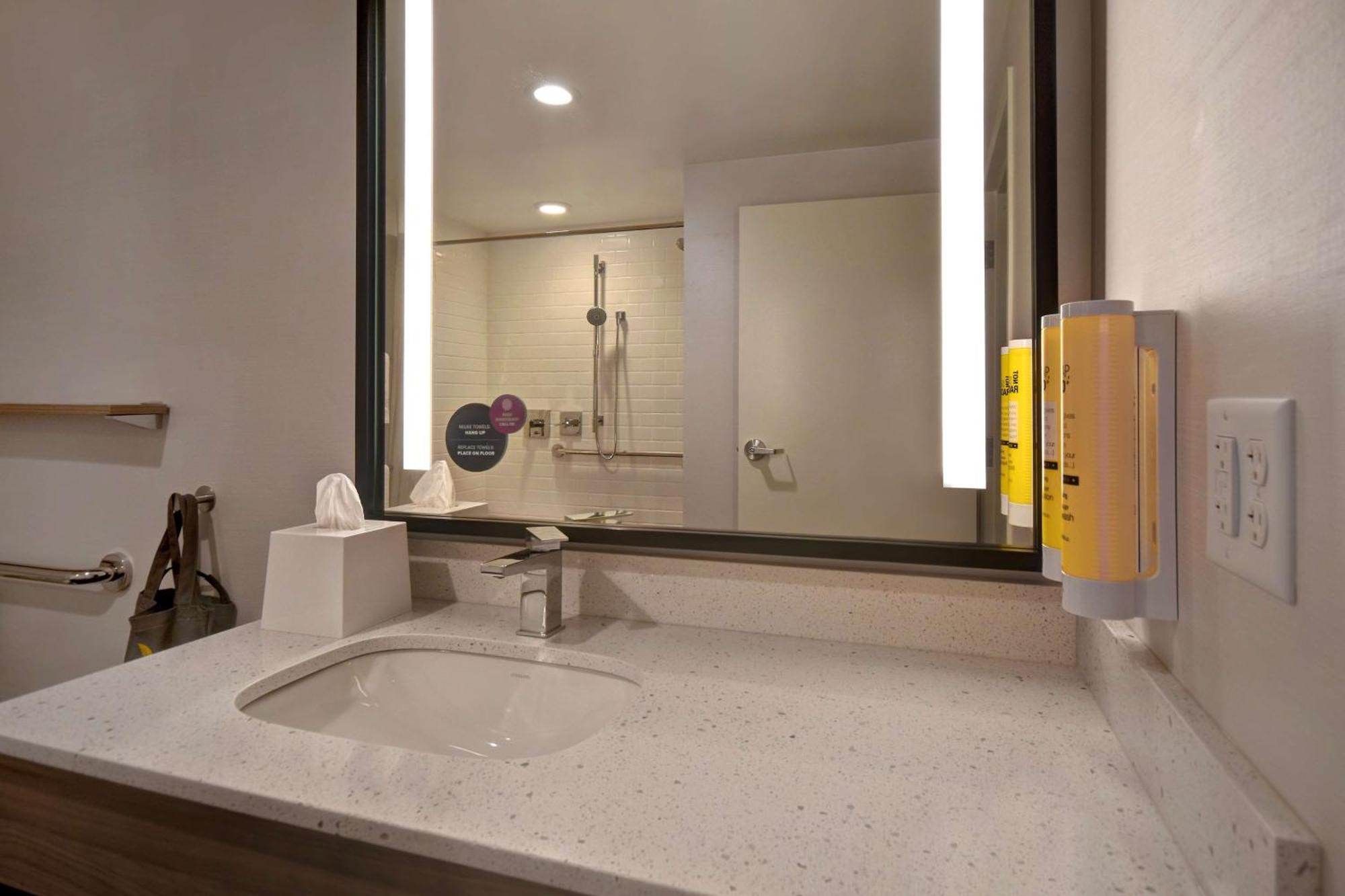 King Room Bath Tub Mobility Access,1551619225:JPEG