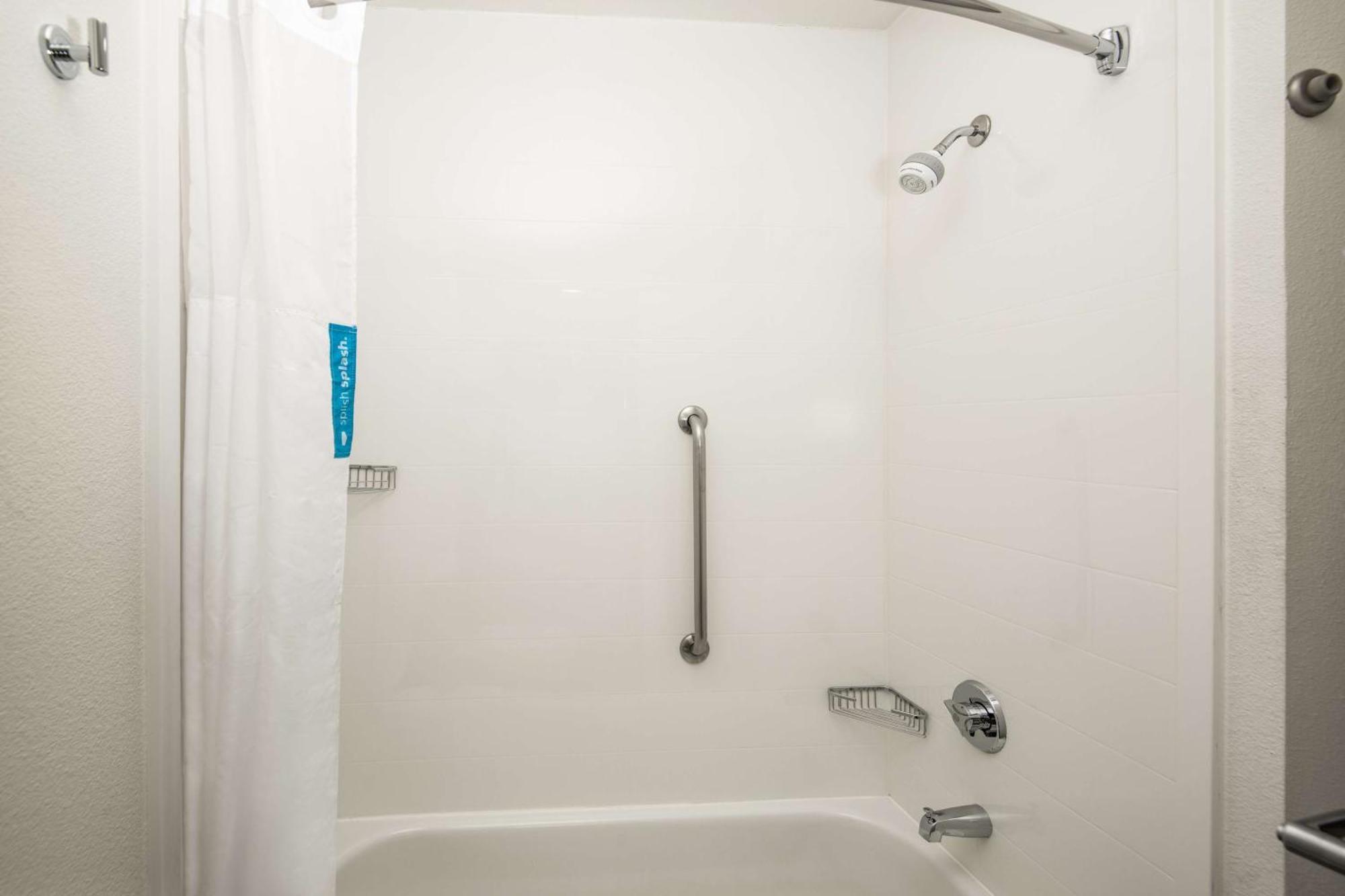 Studio Two Queen Beds Roll Shower Mobility Access or Non-Smoking,1551640147:JPEG