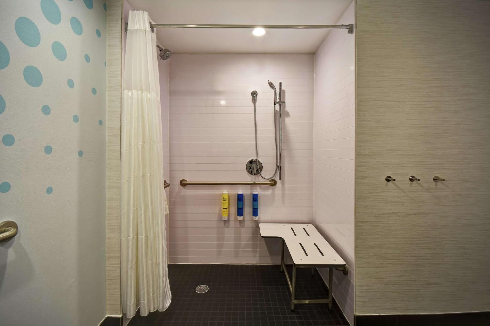 Queen Room with Two Queen Beds and Roll-In Shower - Mobility Access/Non-Smoking